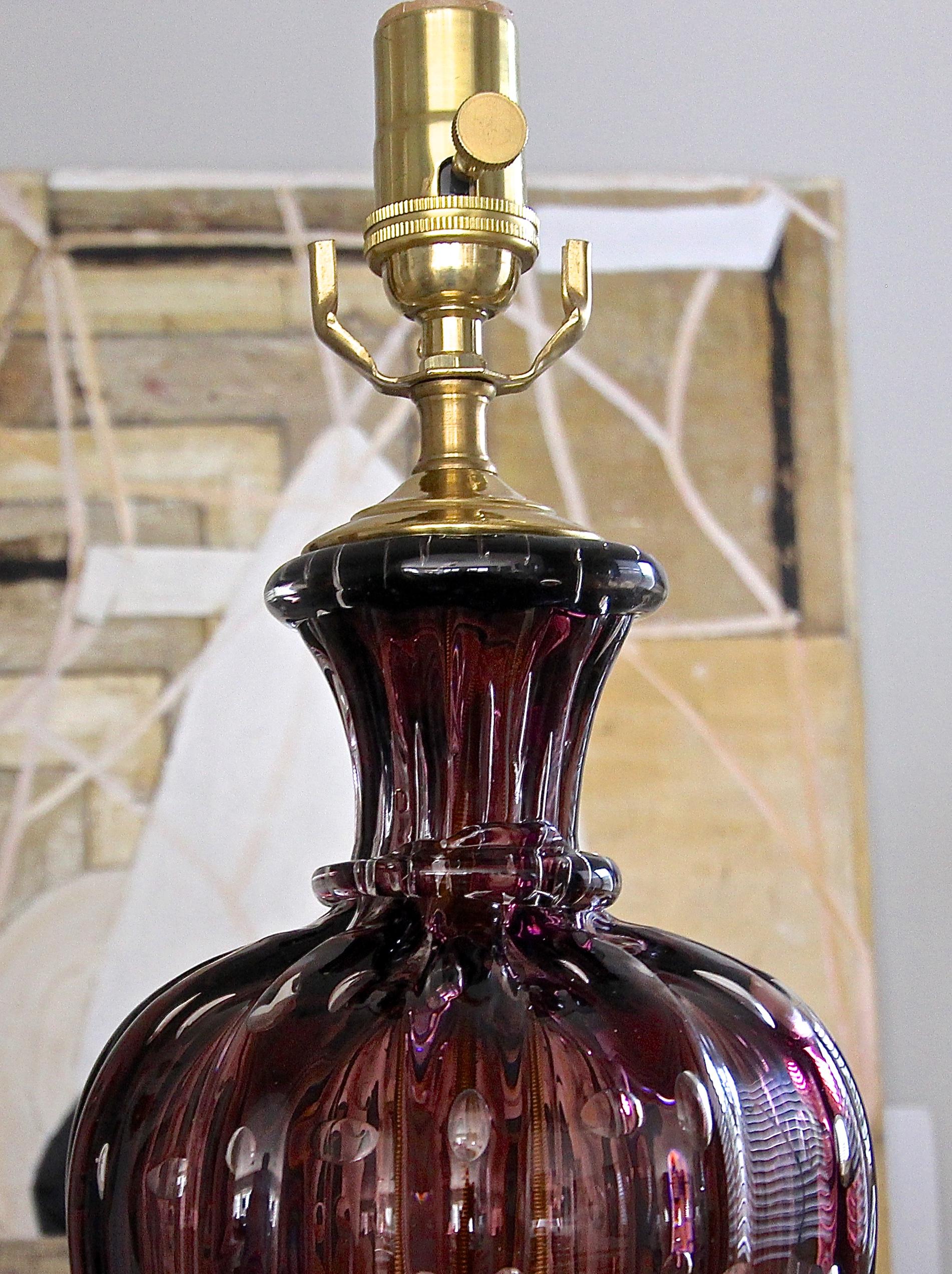Lampe de bureau italienne en verre de Murano violette à bulles contrôlées et nervurées en vente 7