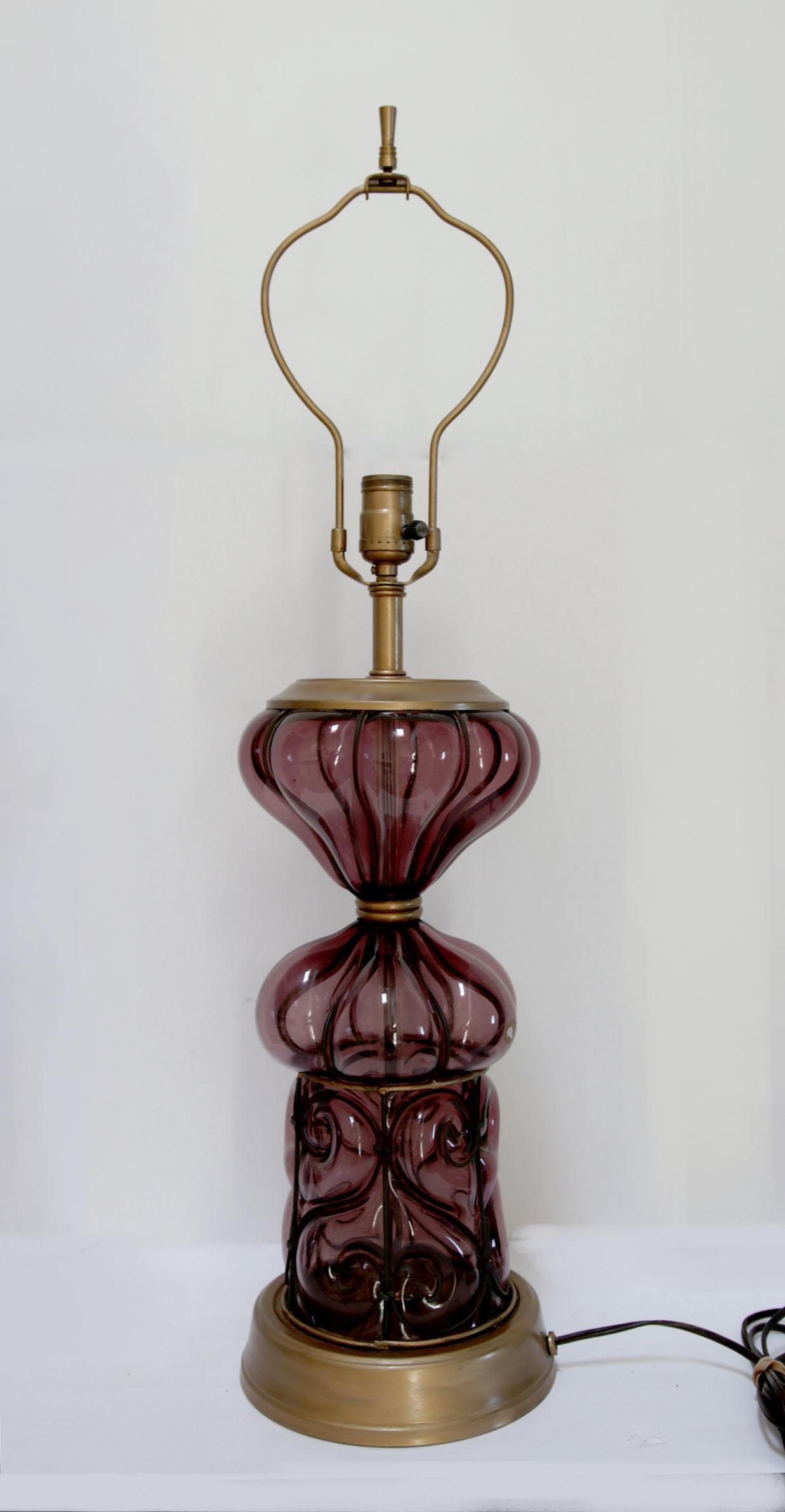 Il s'agit de la lampe la plus séduisante, d'un violet profond, qui a été réalisée par Murano pour Marbro en verre bulle cagoulé. J'adore cette pièce rare en violet/améthyste. Il est fabriqué par Marbro -- luminescent. C'est ma trouvaille de la