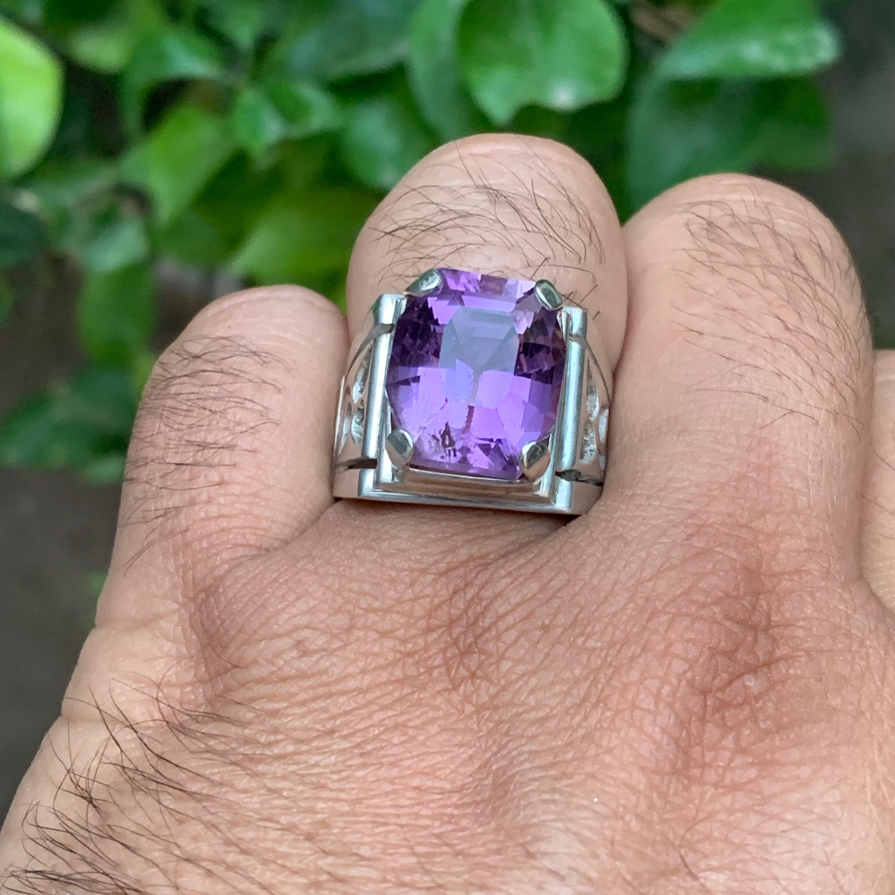 Anello con gemma ametista naturale viola - argento 925 - misura 10.5!!!

💎 TIPO DI GEMMA:  Ametista 
💍 PESO DELL'ANELLO: 14,89 grammi
📏 MISURA DELL'ANELLO: 10,5 US
🪚 FORMA E TAGLIO: Taglio cuscino antico
🌈 COLORE: Viola
👑  MATERIALE : Argento