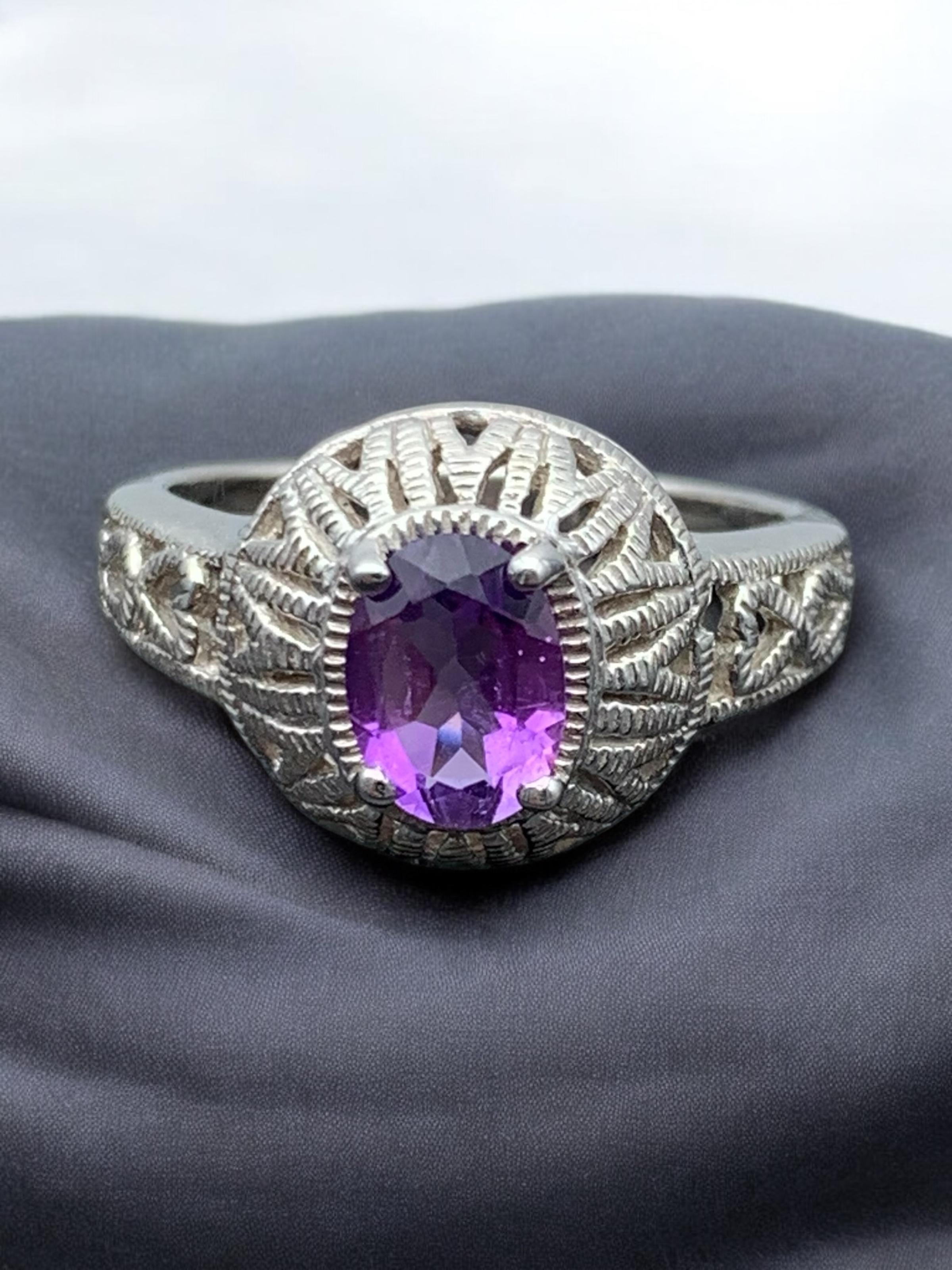 Bague en argent 925 en pierre précieuse Améthyste Naturelle - Taille 7 !

💎 GEMSTONE TYPE :  Améthyste 
⚖️ POIDS DES PIERRES : Approx 2 Plus Carats
💍 POIDS DE L'ANNEAU : 4.59 Grammes
📏 TAILLE DE LA BAGUE : 7 US
🪚 SHAPE & CUT : Coupe coussin