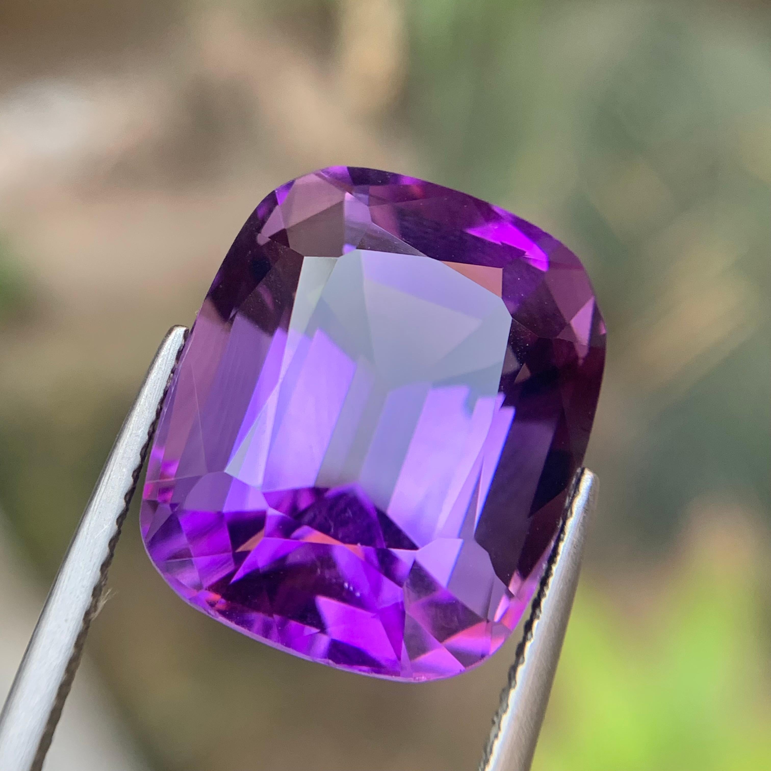 Contemporaneo Gemma sfusa di ametista Nature 27,93 carati, anello con taglio a cuscino, ciondolo-gioiello in vendita