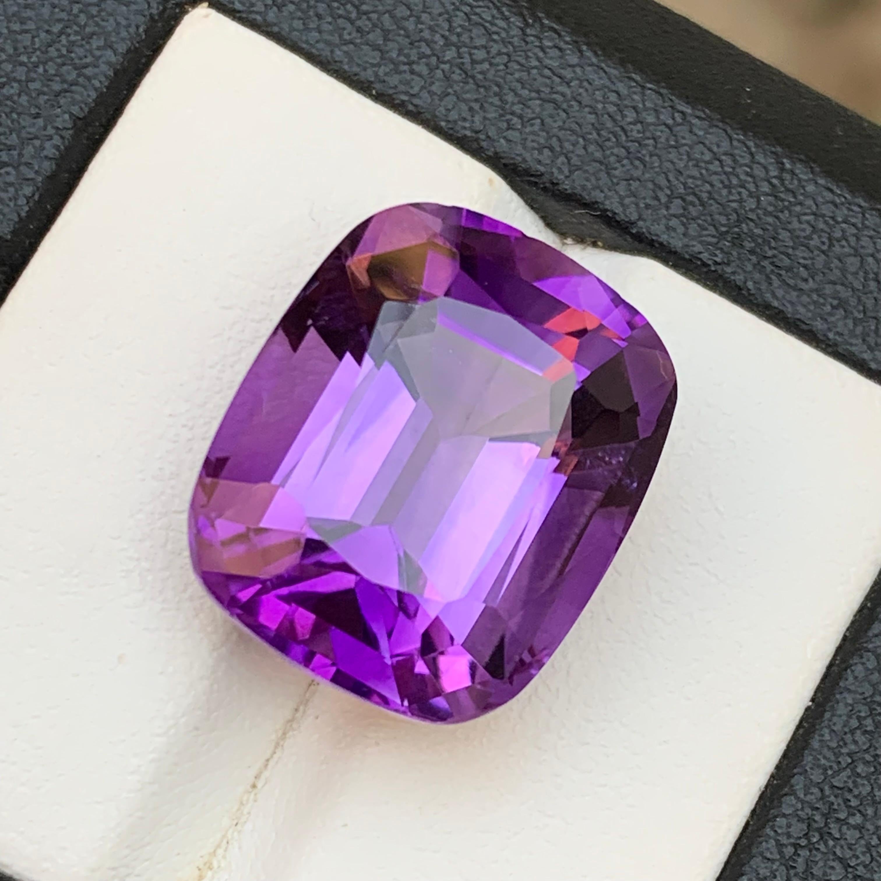 Gemma sfusa di ametista Nature 27,93 carati, anello con taglio a cuscino, ciondolo-gioiello in vendita 1