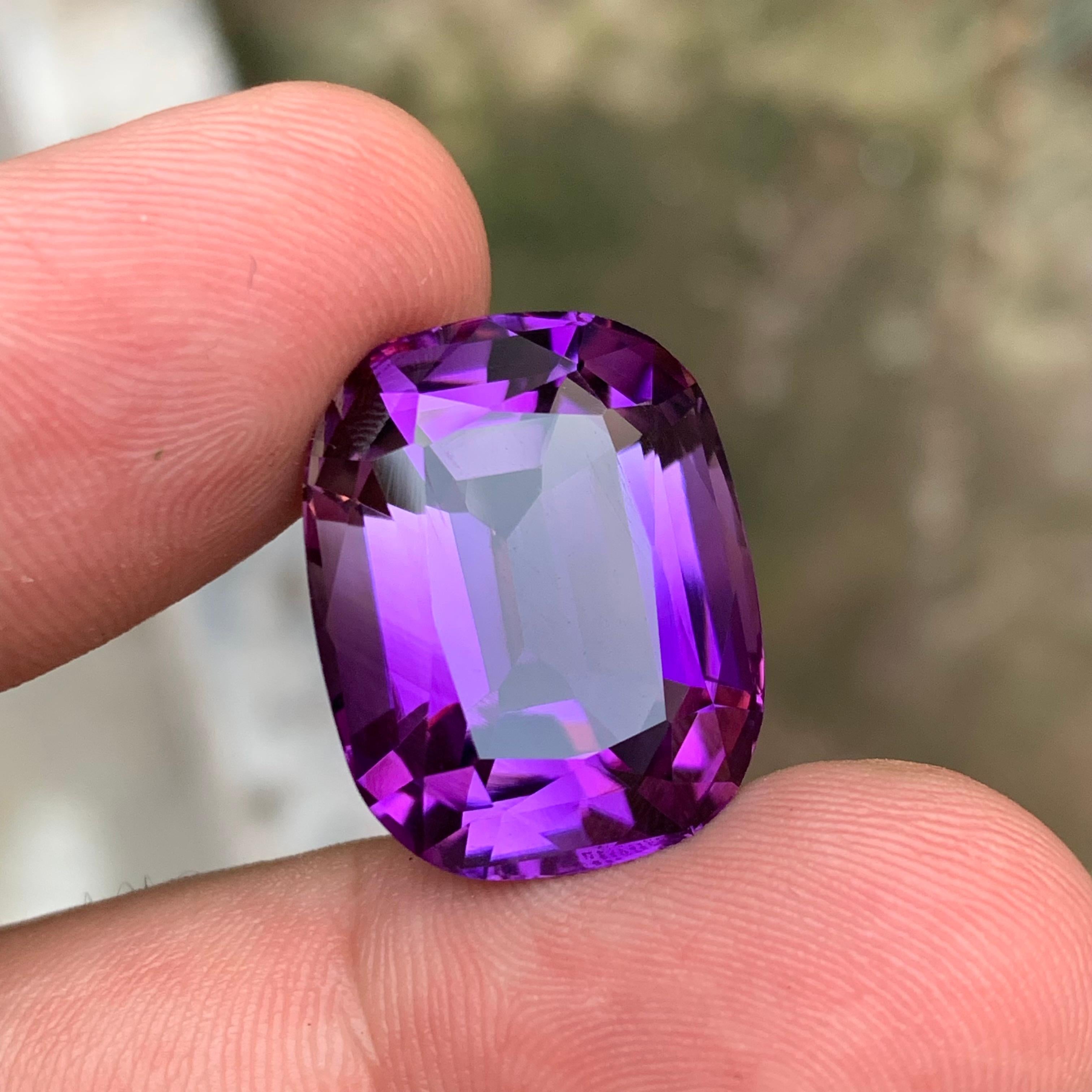 Gemma sfusa di ametista Nature 27,93 carati, anello con taglio a cuscino, ciondolo-gioiello in vendita 1