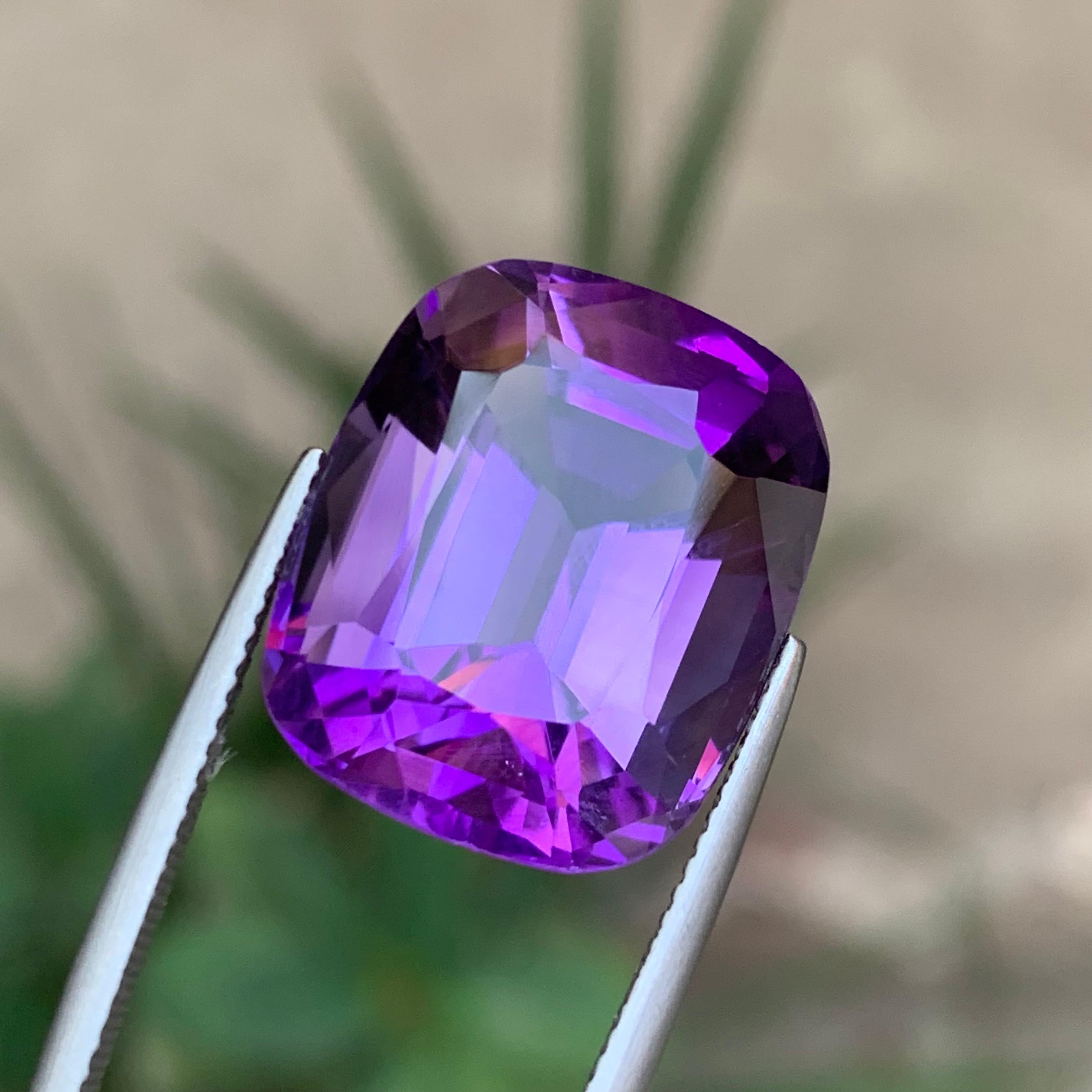 Gemma sfusa di ametista Nature 27,93 carati, anello con taglio a cuscino, ciondolo-gioiello in vendita 2