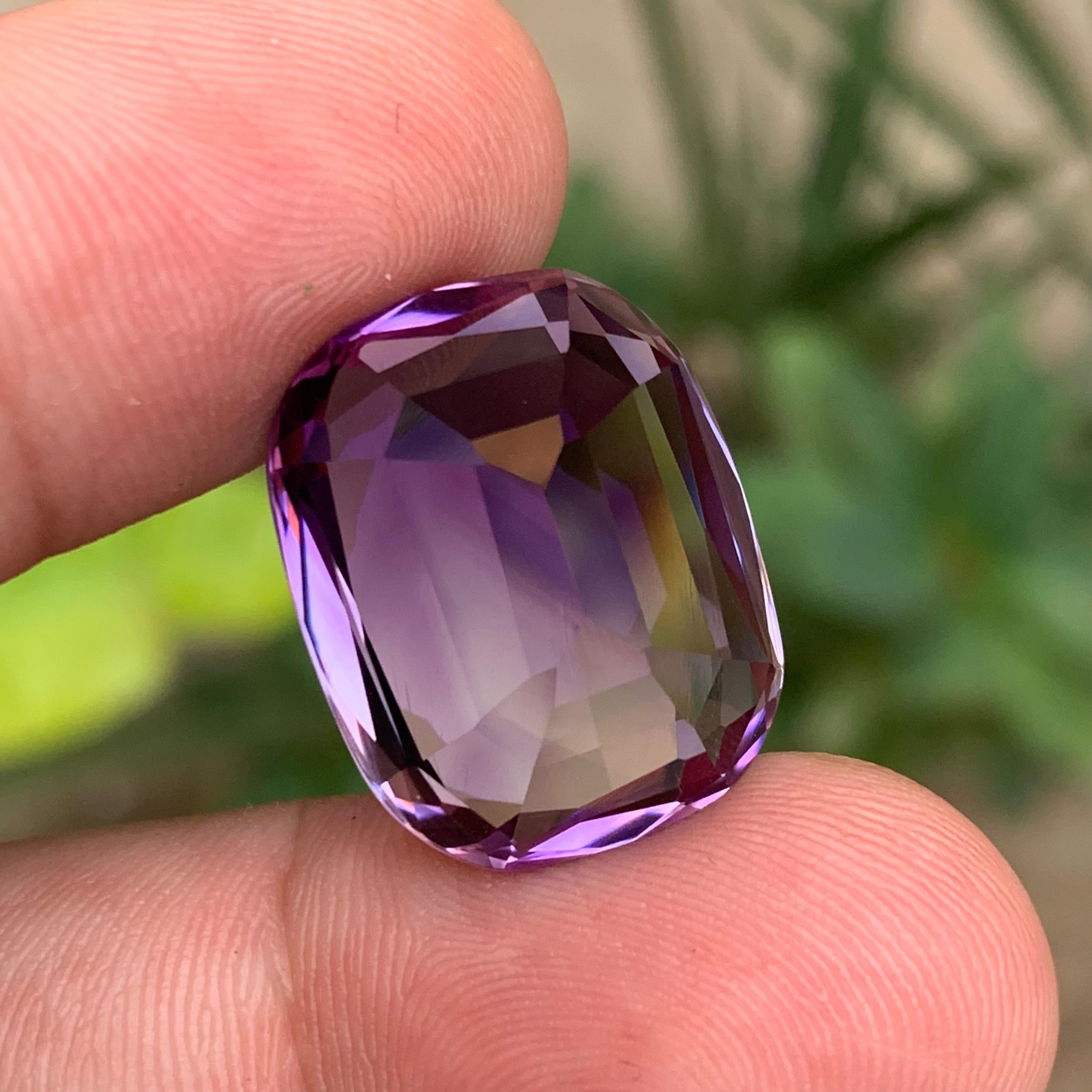 Gemma sfusa di ametista Nature 27,93 carati, anello con taglio a cuscino, ciondolo-gioiello in vendita 2