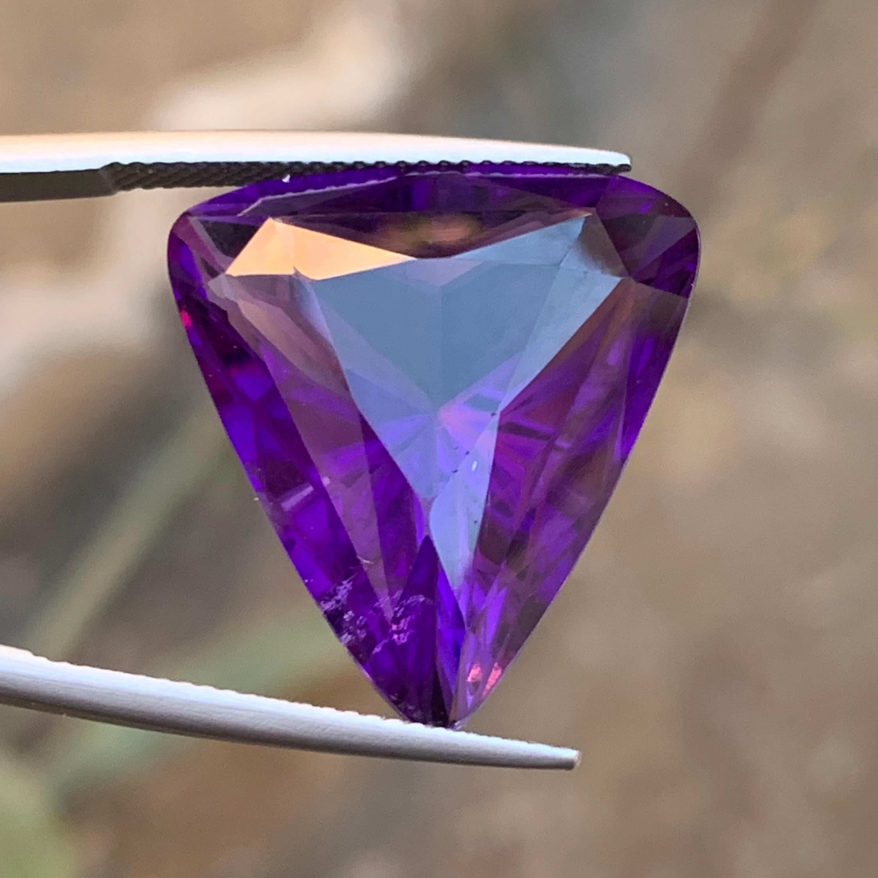 Contemporary Purple Natural Amethyst Necklace Pendant Loose Gemstone 27.45 Ct Trillion Cut For Sale