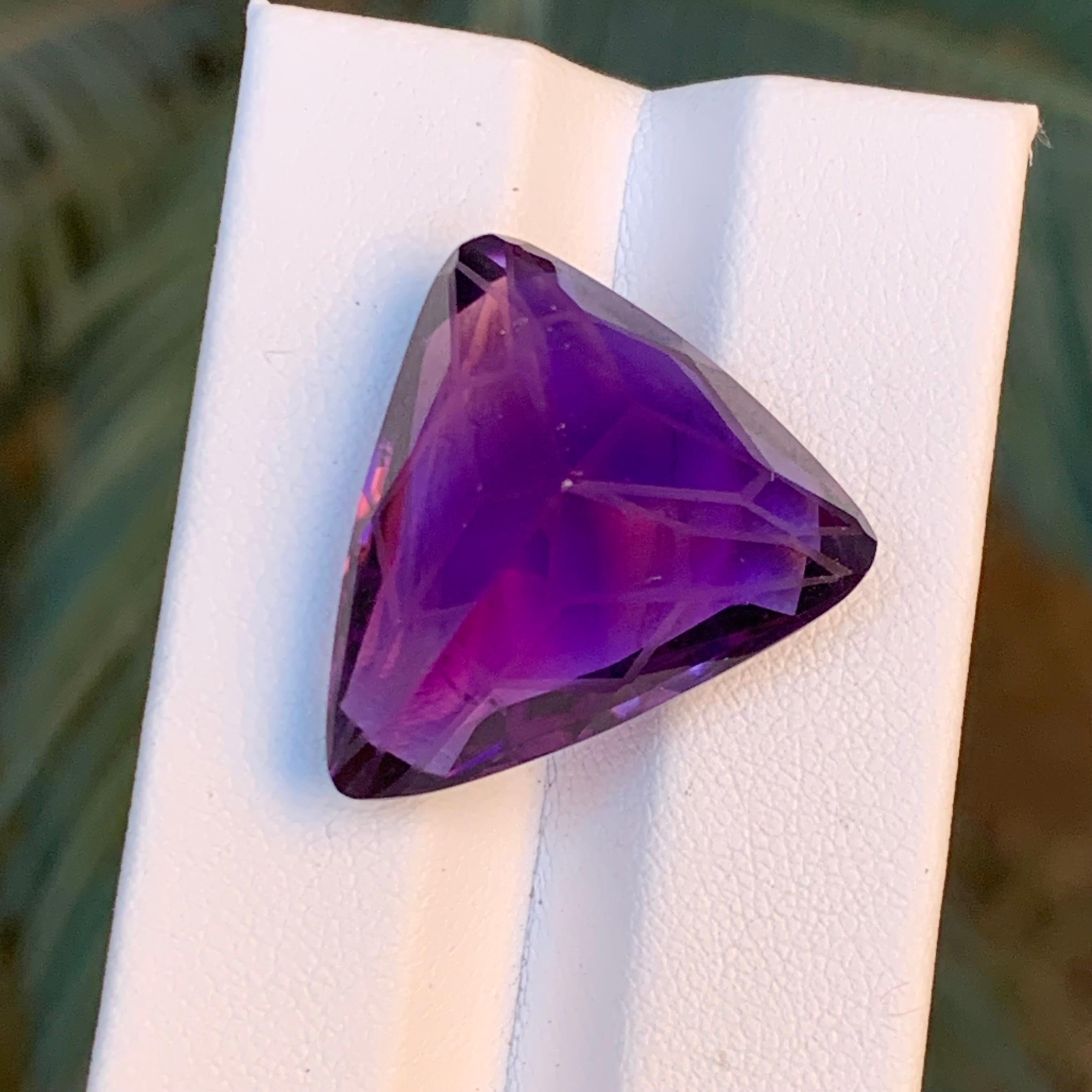 Purple Natural Amethyst Necklace Pendant Loose Gemstone 27.45 Ct Trillion Cut In New Condition For Sale In Peshawar, PK