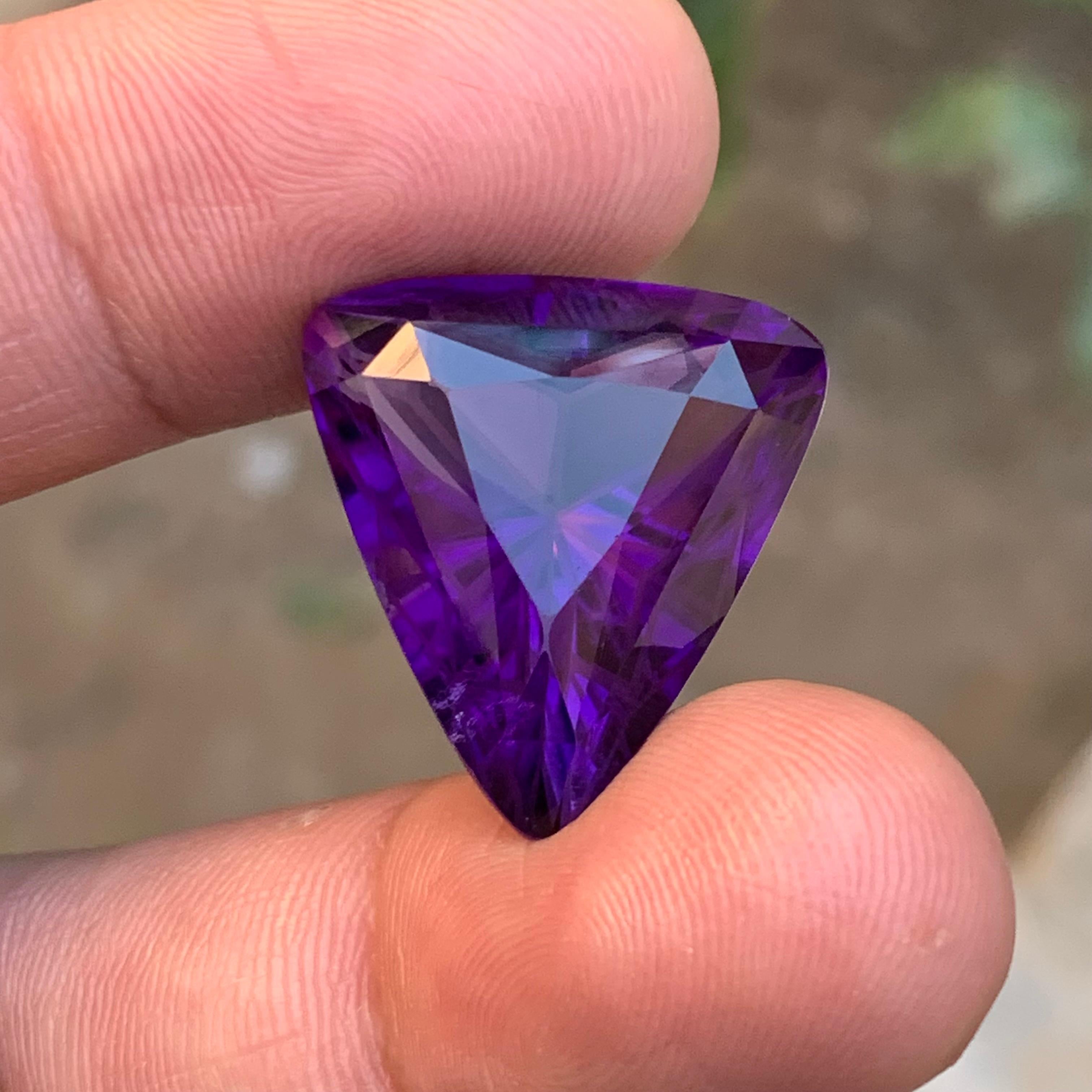 Women's or Men's Purple Natural Amethyst Necklace Pendant Loose Gemstone 27.45 Ct Trillion Cut For Sale