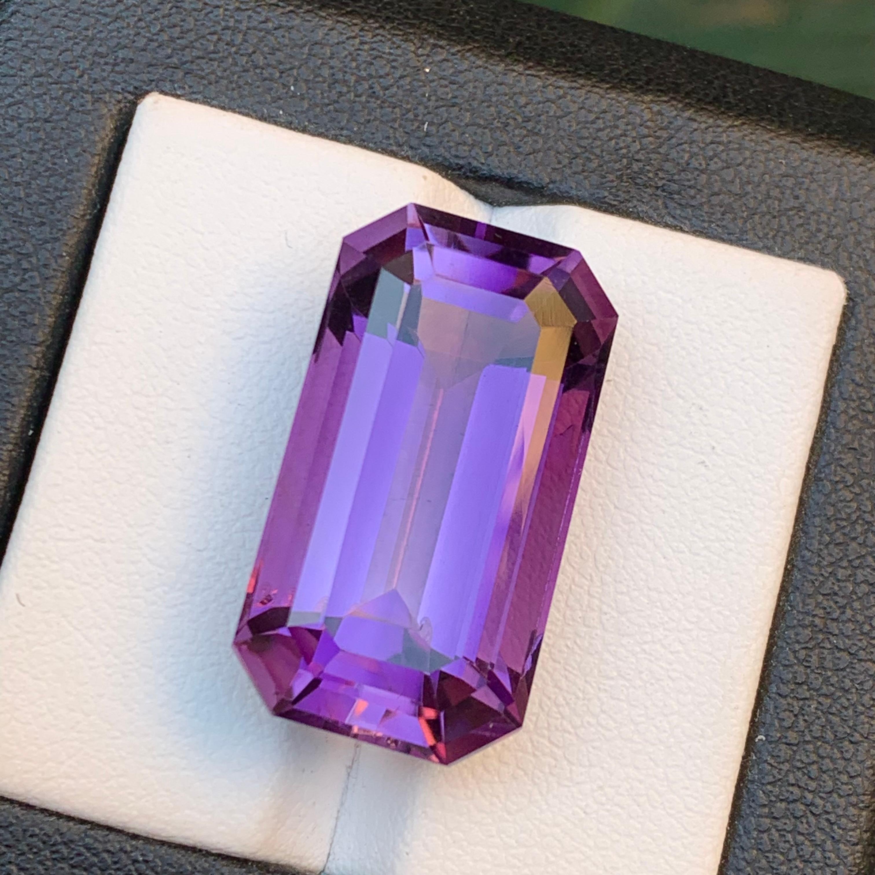 EDELSTEIN-TYP: Amethyst 
STÜCK(E): 1
GEWICHT: 25,75 Karat
FORM: Schritt Smaragdschliff
Größe (MM): 24,40 x 13,50 x 10,86
FARBE: Lila
KLARHEIT: Lupe sauber (Kleiner Chip am Pavillon)
BEHANDLUNG: Keine
URSPRUNG: Afrika
ZERTIFIKAT: Auf Anfrage
(Falls