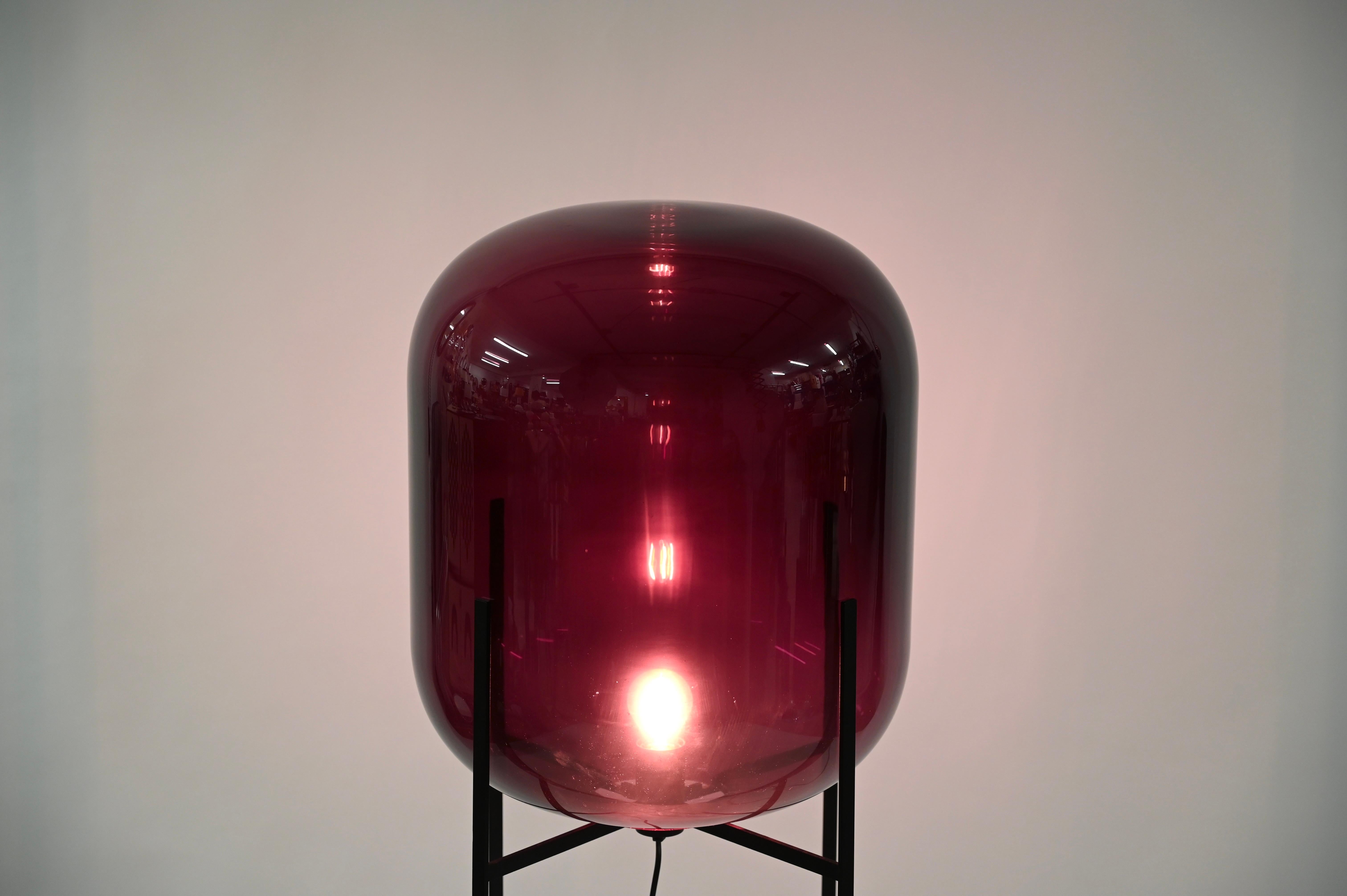 Grand lampadaire violet 