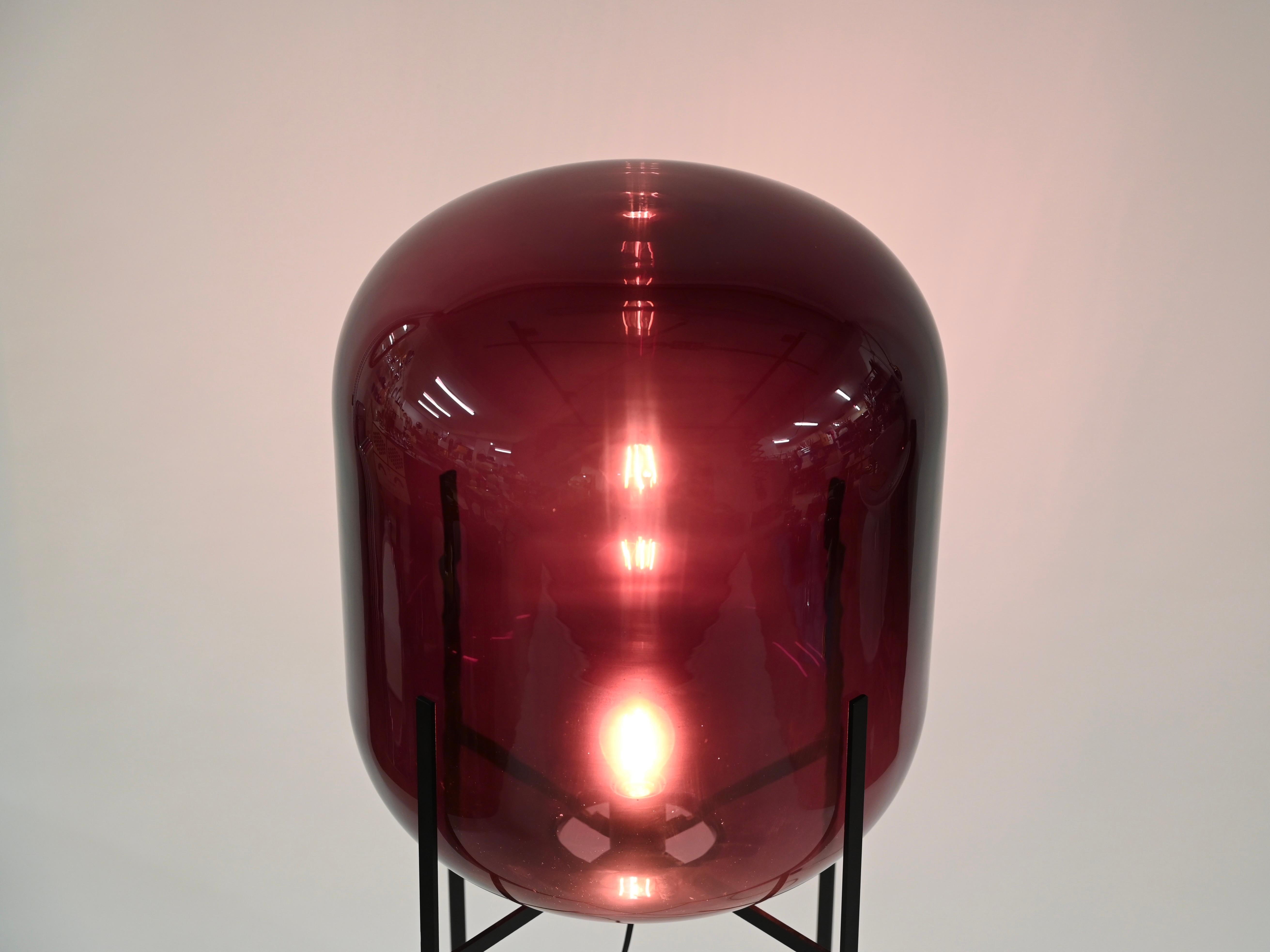 Grand lampadaire violet 