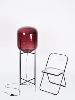 Lampada da terra grande "Oda" viola in vetro soffiato di Sebastian Herkner