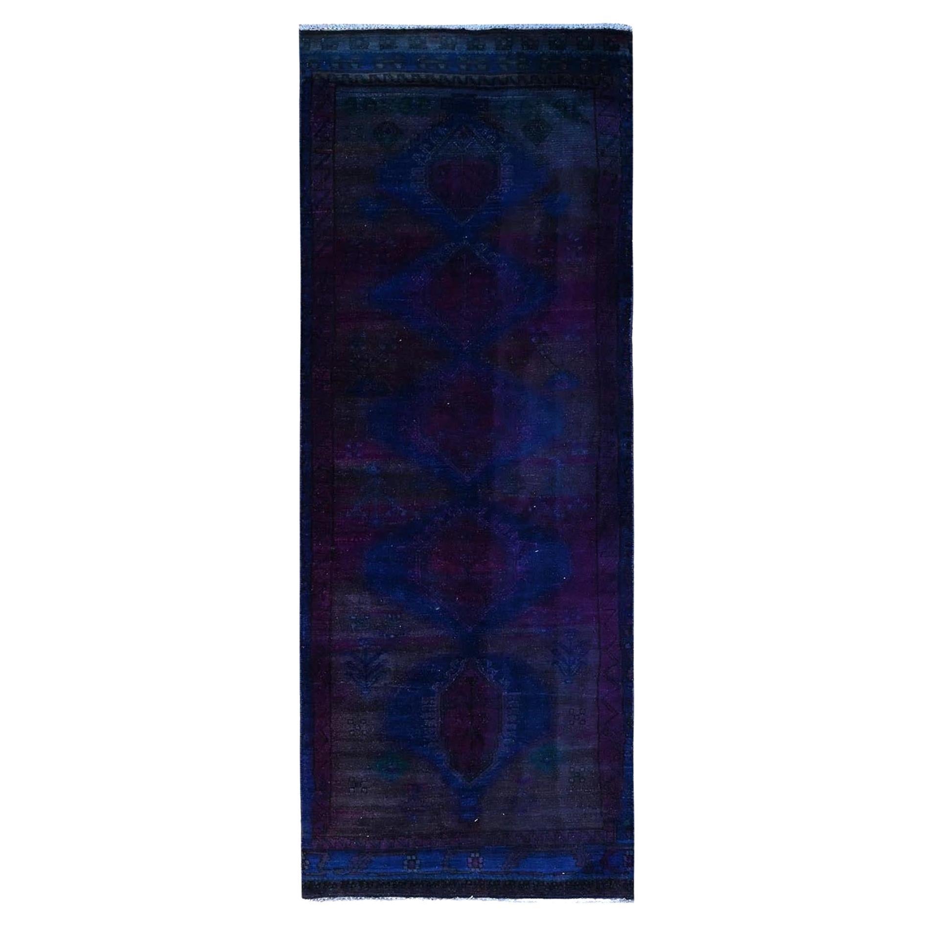 Tapis de couloir persan du Nord-Ouest ancien violet teinté de laine rustique et noué à la main