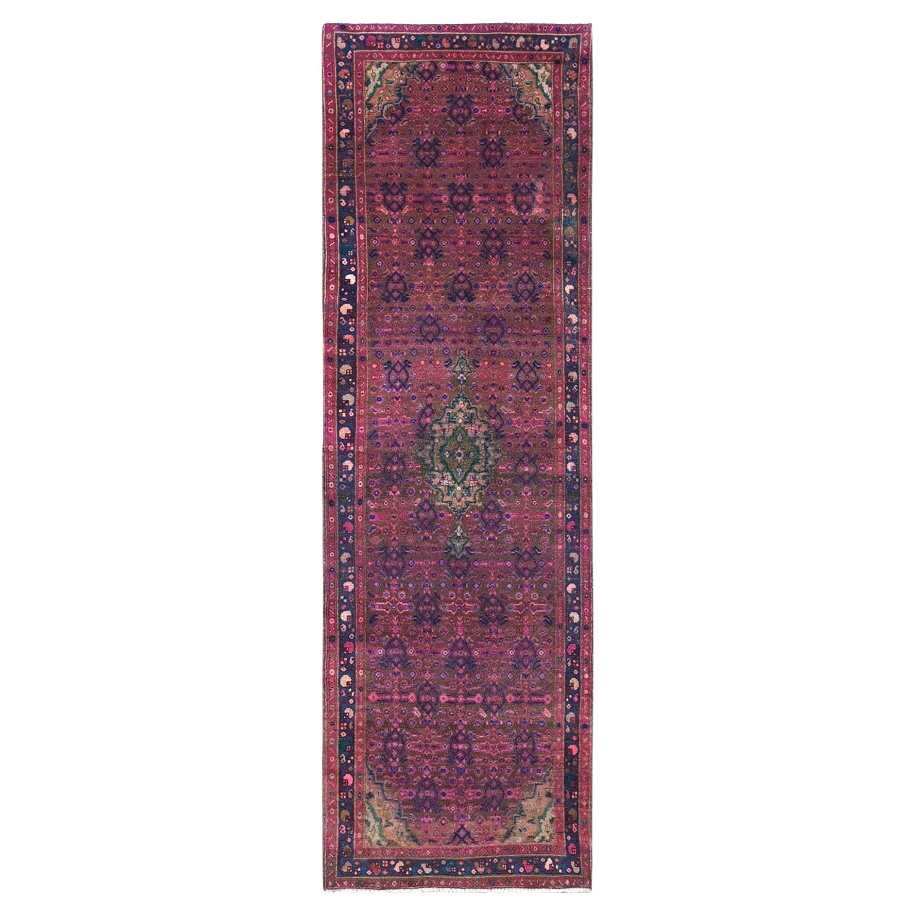 Tapis de couloir rustique violet teinté à la main, ancien tapis persan Hamadan noué à la main