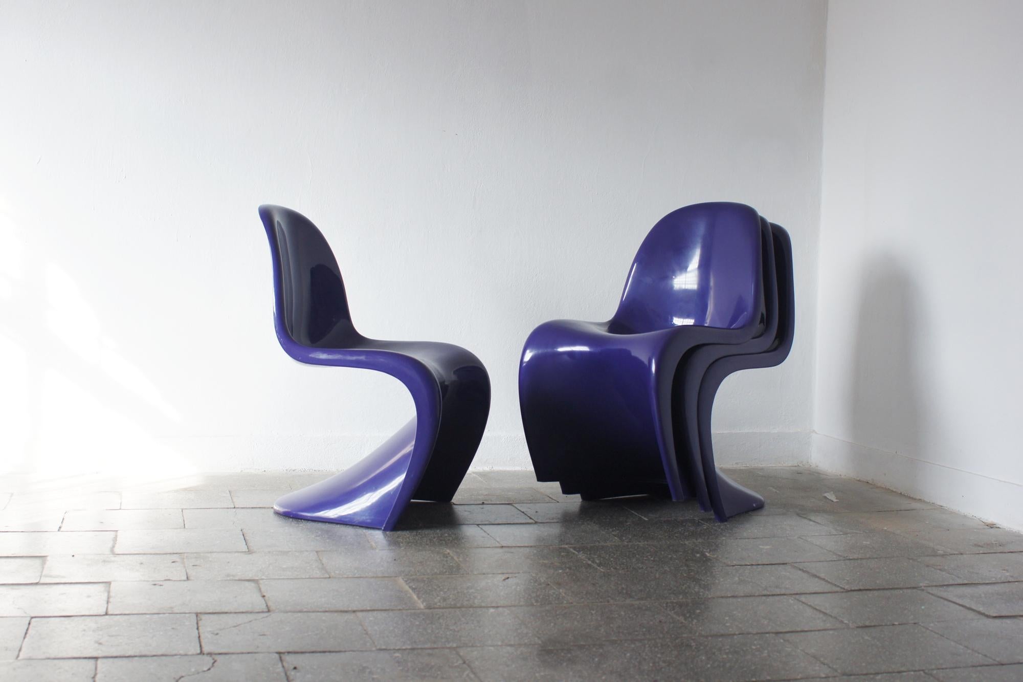 The Panton chairs on display were produced by Verner Panton for Herman Miller / Felhbaum in 1976 .

Panton designed the first ever chair consisting of a single piece of plastic available in different colors, which was a major step forward in