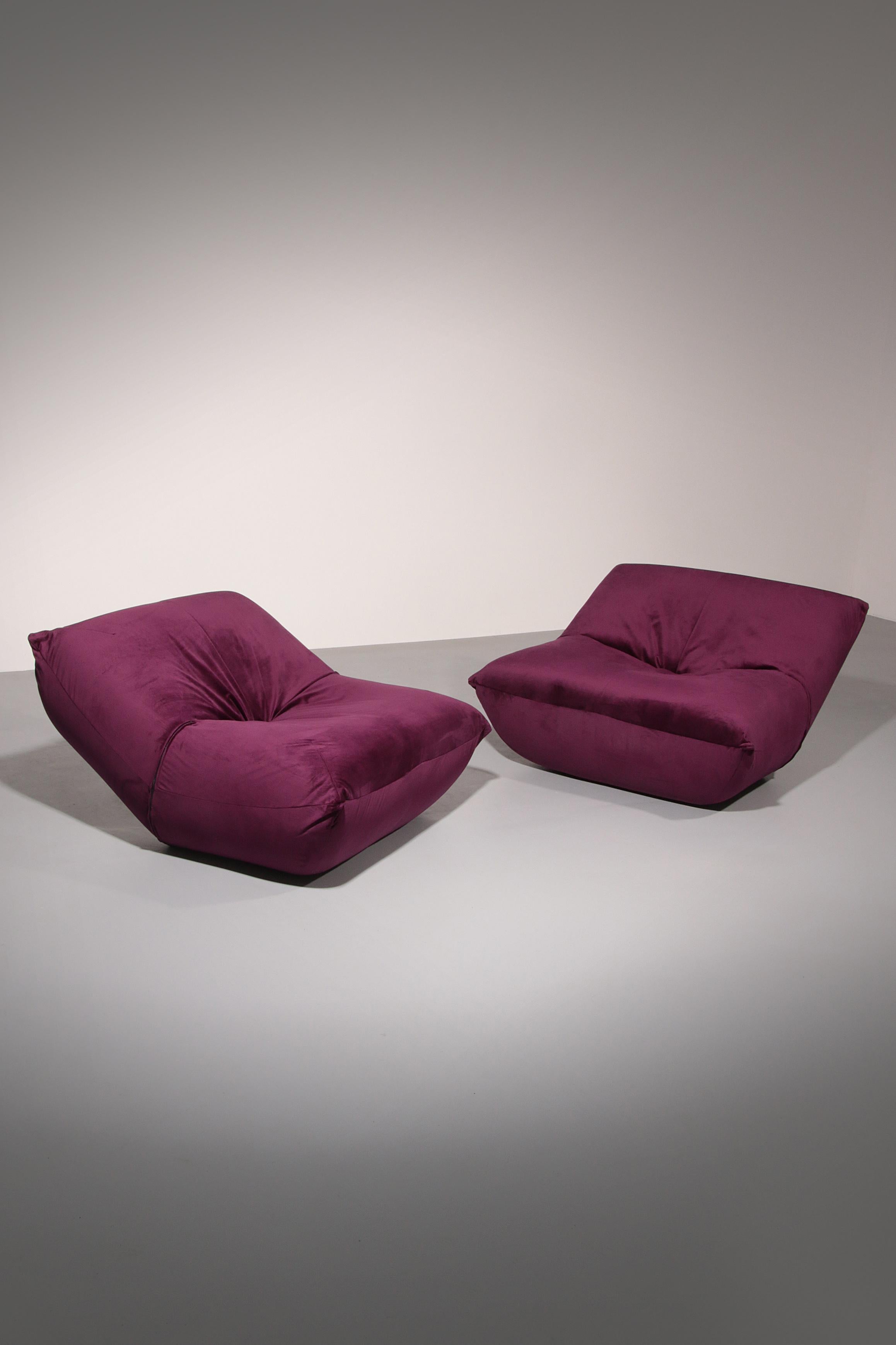 

Entrez dans le monde du design italien emblématique avec ce rare ensemble de chaises longues Papillon, créé en 1974 par le célèbre designer Guido Maria Rosati pour l'estimée maison de design italienne Giovannetti. Ces chaises, inspirées par la