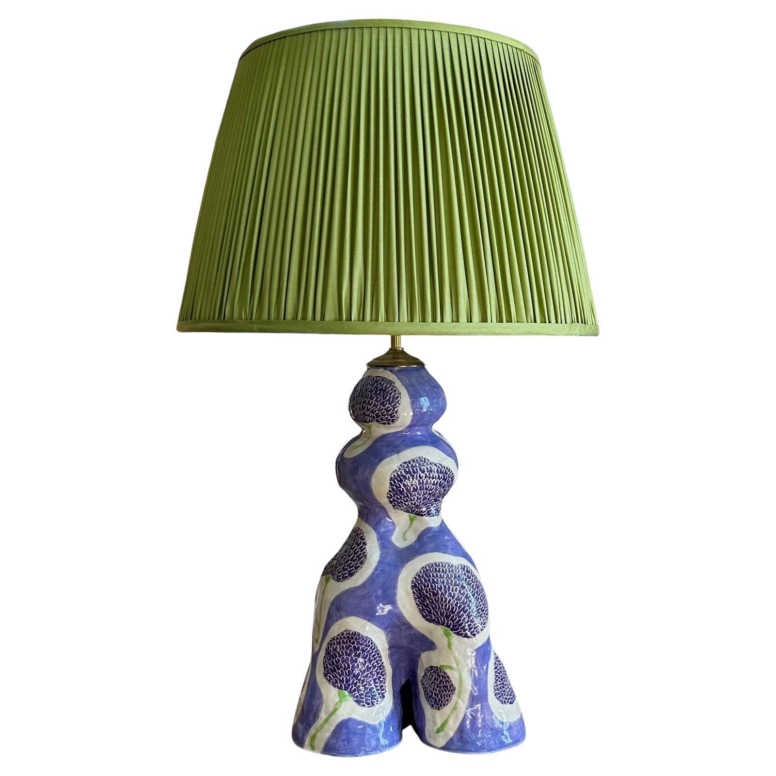 Lampada in ceramica con motivo viola e fiori di calendula dipinti a mano
