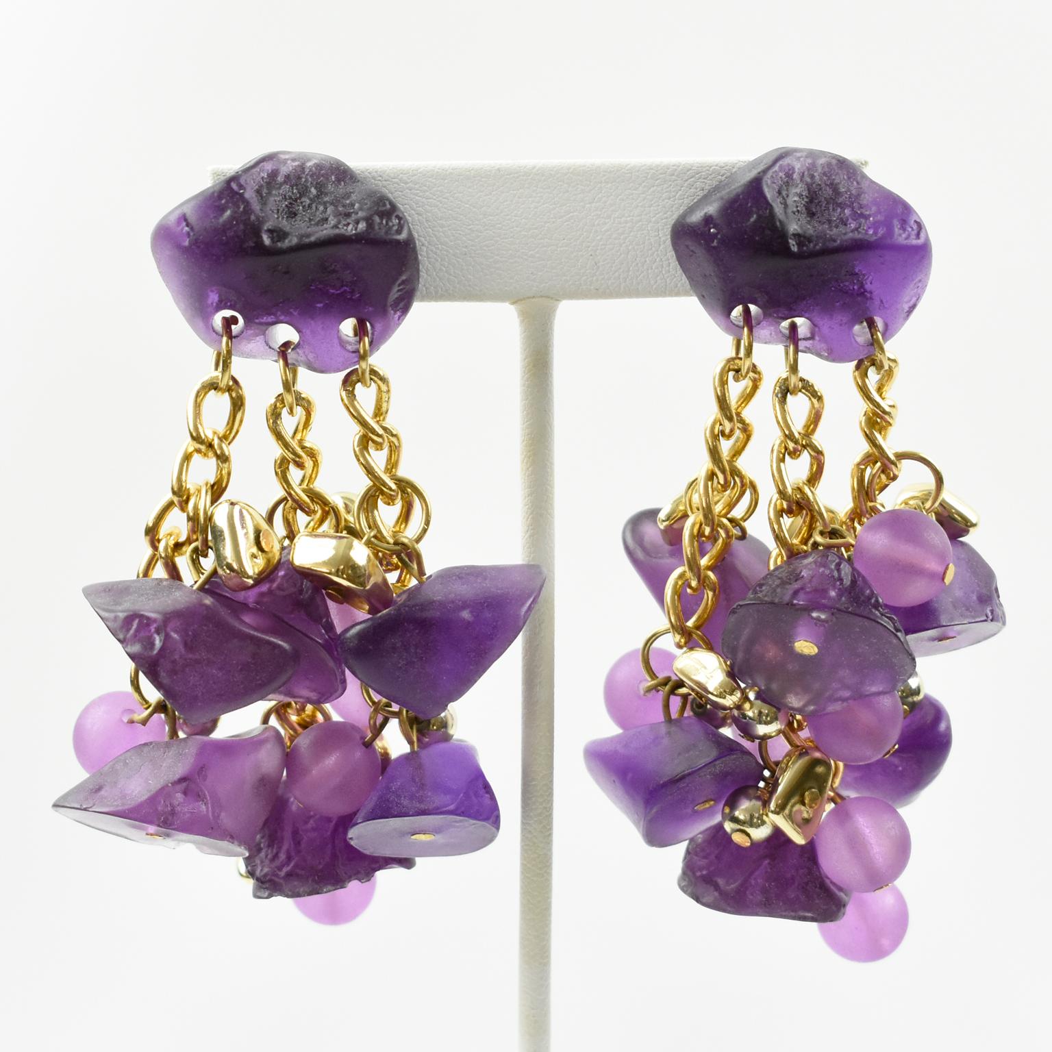 Orecchini a buco in lucite con ciottoli viola in vendita 1