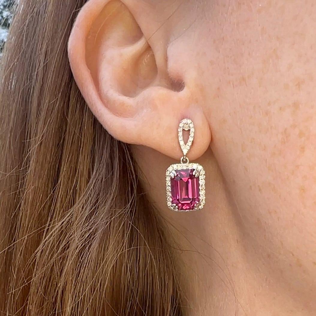 Découvrez l'éclat éblouissant de ces boucles d'oreilles pendantes en grenat Mahenge, ornées d'étonnantes touches de rose néon, de magenta et de violet qui capteront votre attention dès le premier coup d'œil. D'une clarté, d'une taille et d'une