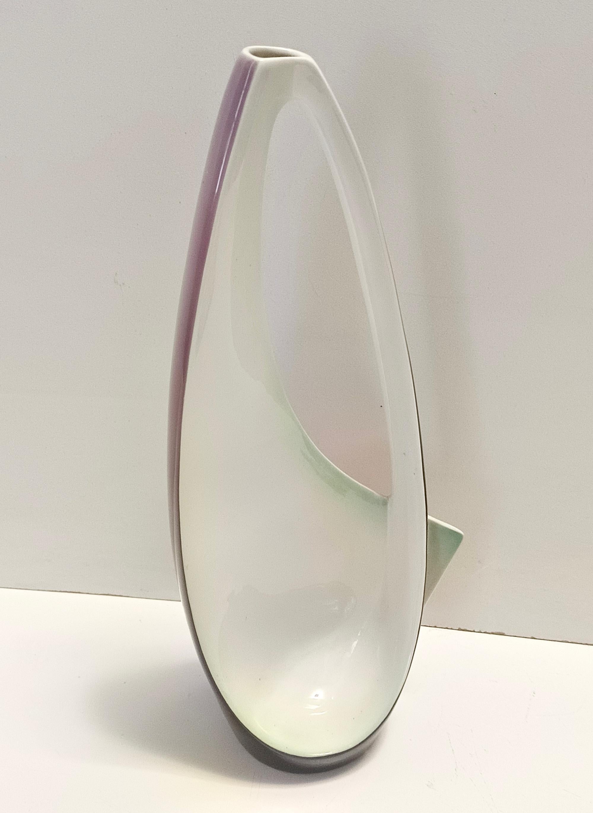 Violette, rosa und weiße handbemalte Keramikvase von Ariele, Turin, Italien im Angebot 3
