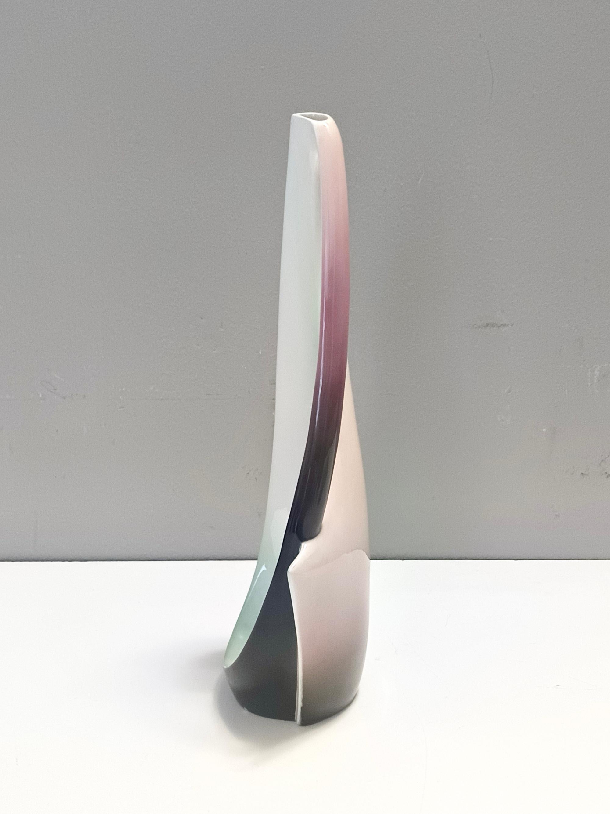 Violette, rosa und weiße handbemalte Keramikvase von Ariele, Turin, Italien (Italienisch) im Angebot