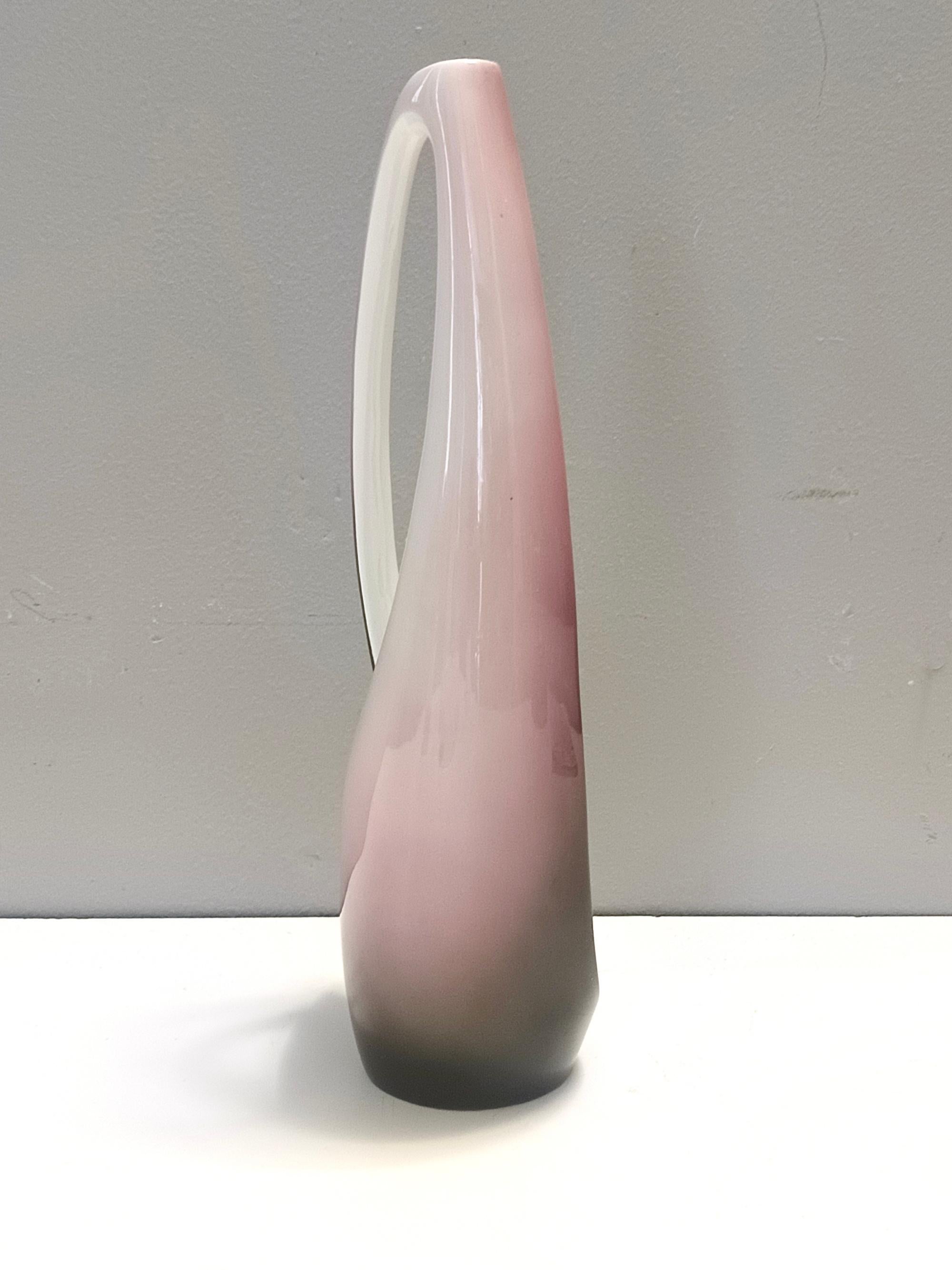 Violette, rosa und weiße handbemalte Keramikvase von Ariele, Turin, Italien (Handbemalt) im Angebot