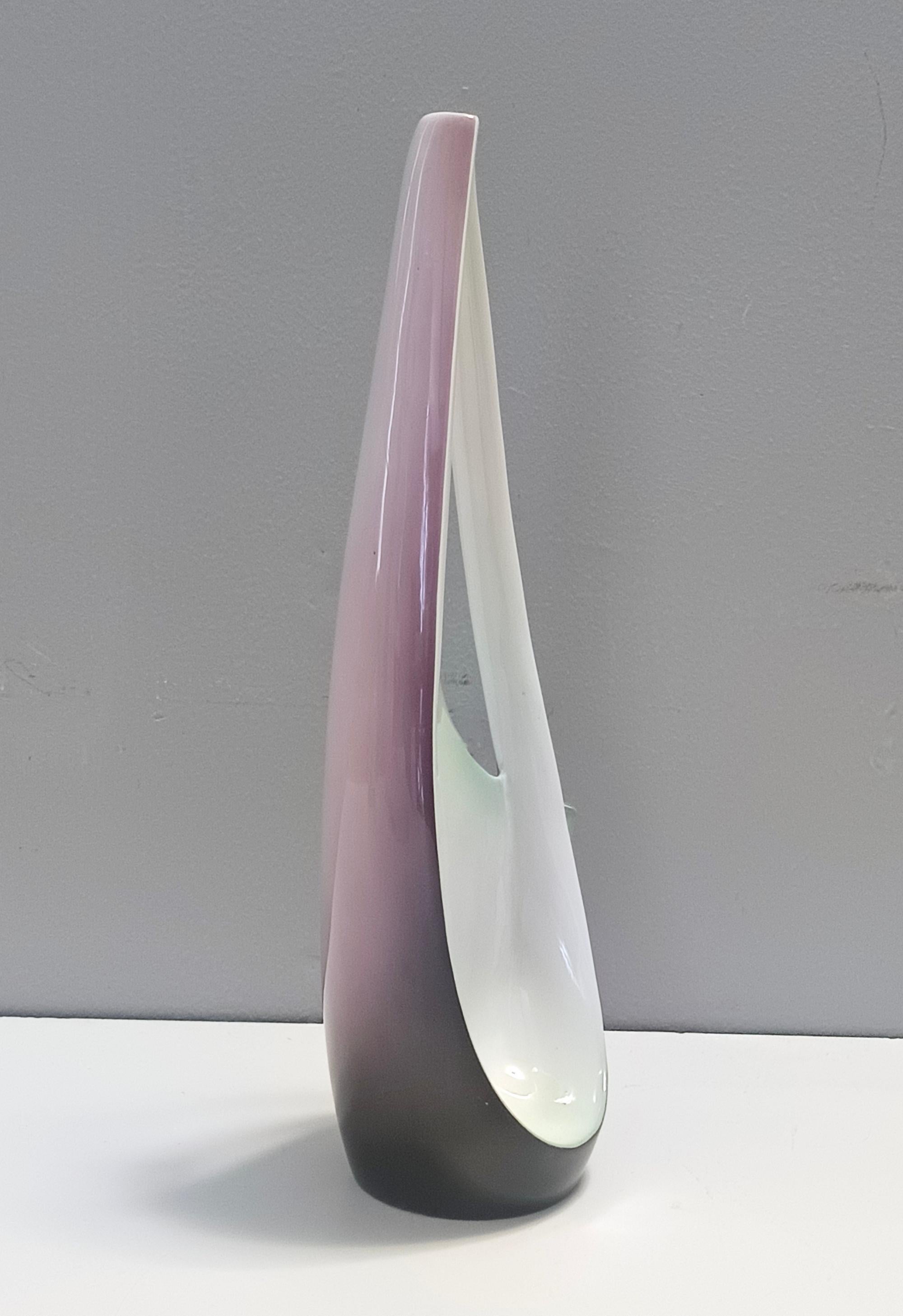 Violette, rosa und weiße handbemalte Keramikvase von Ariele, Turin, Italien im Zustand „Hervorragend“ im Angebot in Bresso, Lombardy