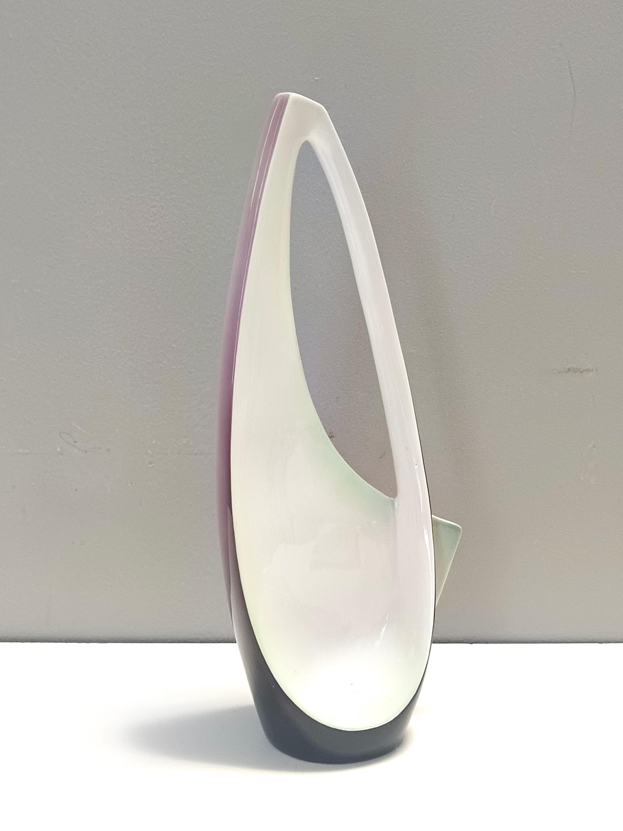 Violette, rosa und weiße handbemalte Keramikvase von Ariele, Turin, Italien (Mitte des 20. Jahrhunderts) im Angebot
