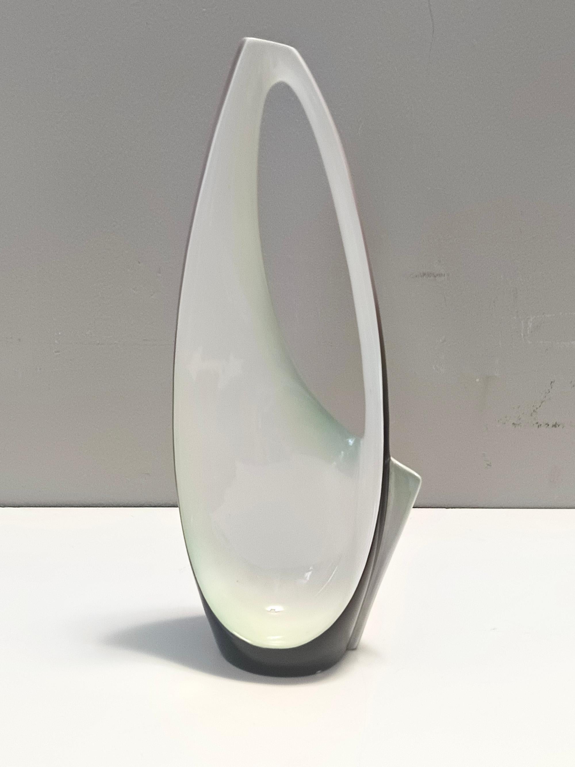 Violette, rosa und weiße handbemalte Keramikvase von Ariele, Turin, Italien im Angebot 1