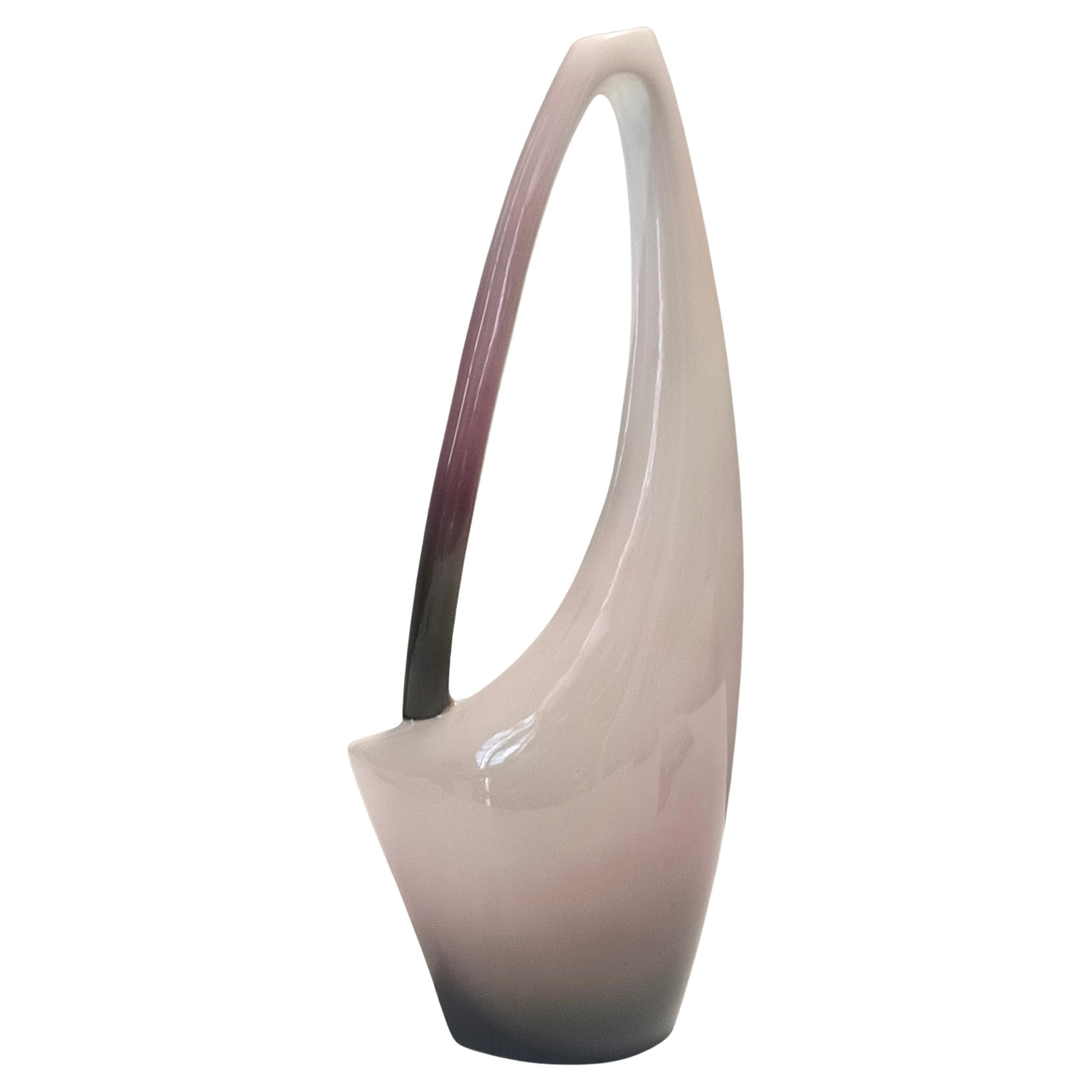 Violette, rosa und weiße handbemalte Keramikvase von Ariele, Turin, Italien im Angebot
