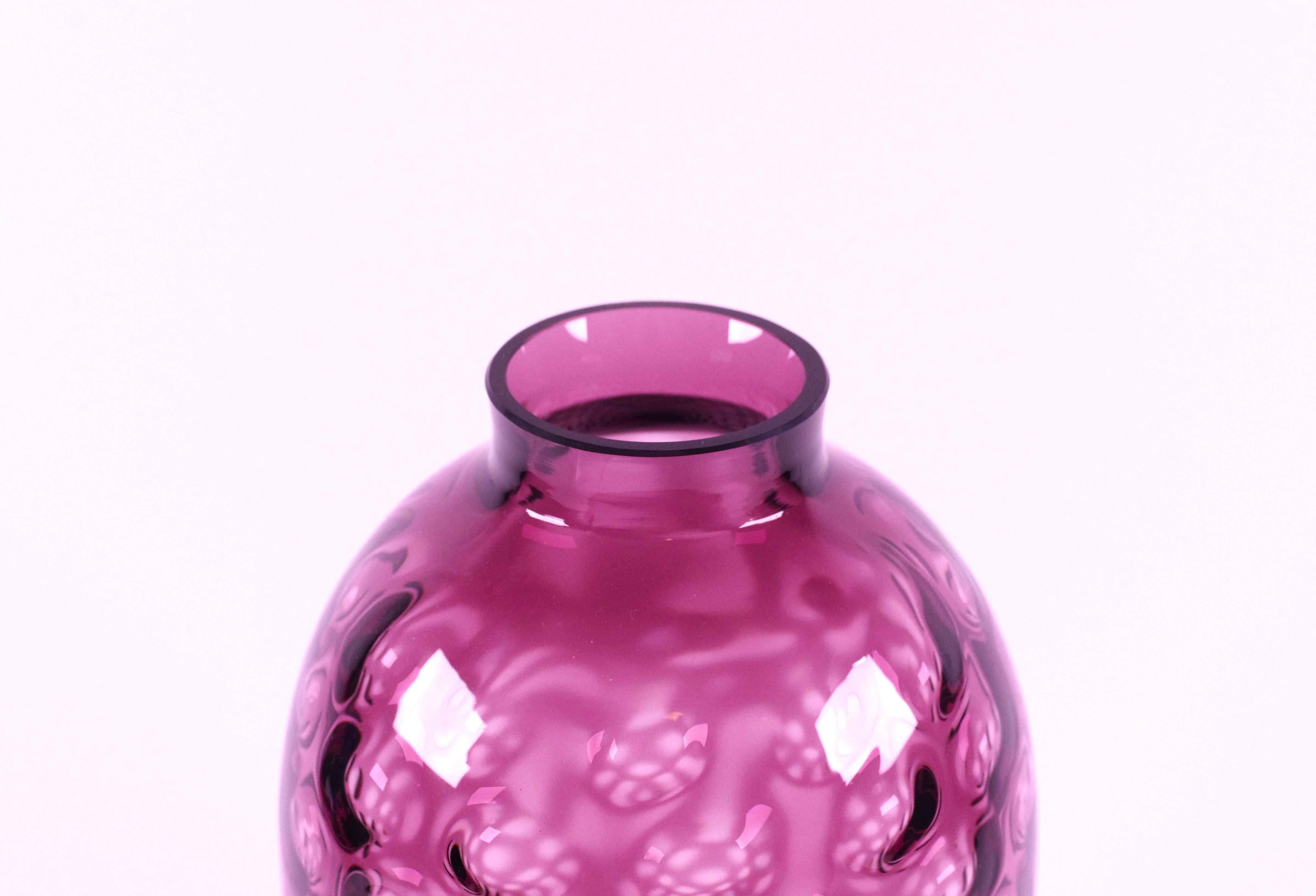 Milieu du XXe siècle Vase en verre violet / rose - Verre de Bohème - Borske Sklo en vente