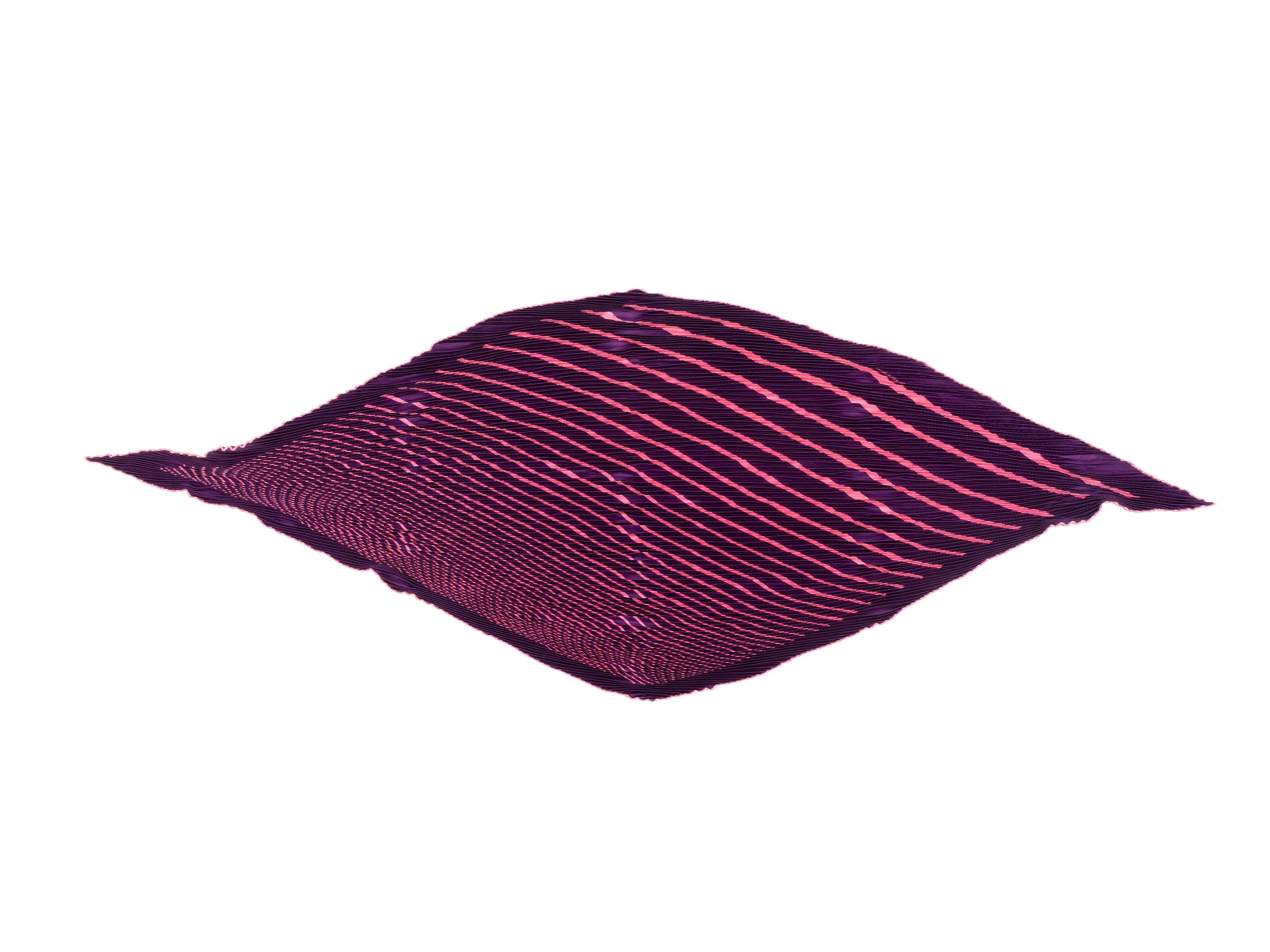  Echarpe plissée en soie violette et rose d'Hermès. Imprimé rayé sur l'ensemble du corps. Longueur 55