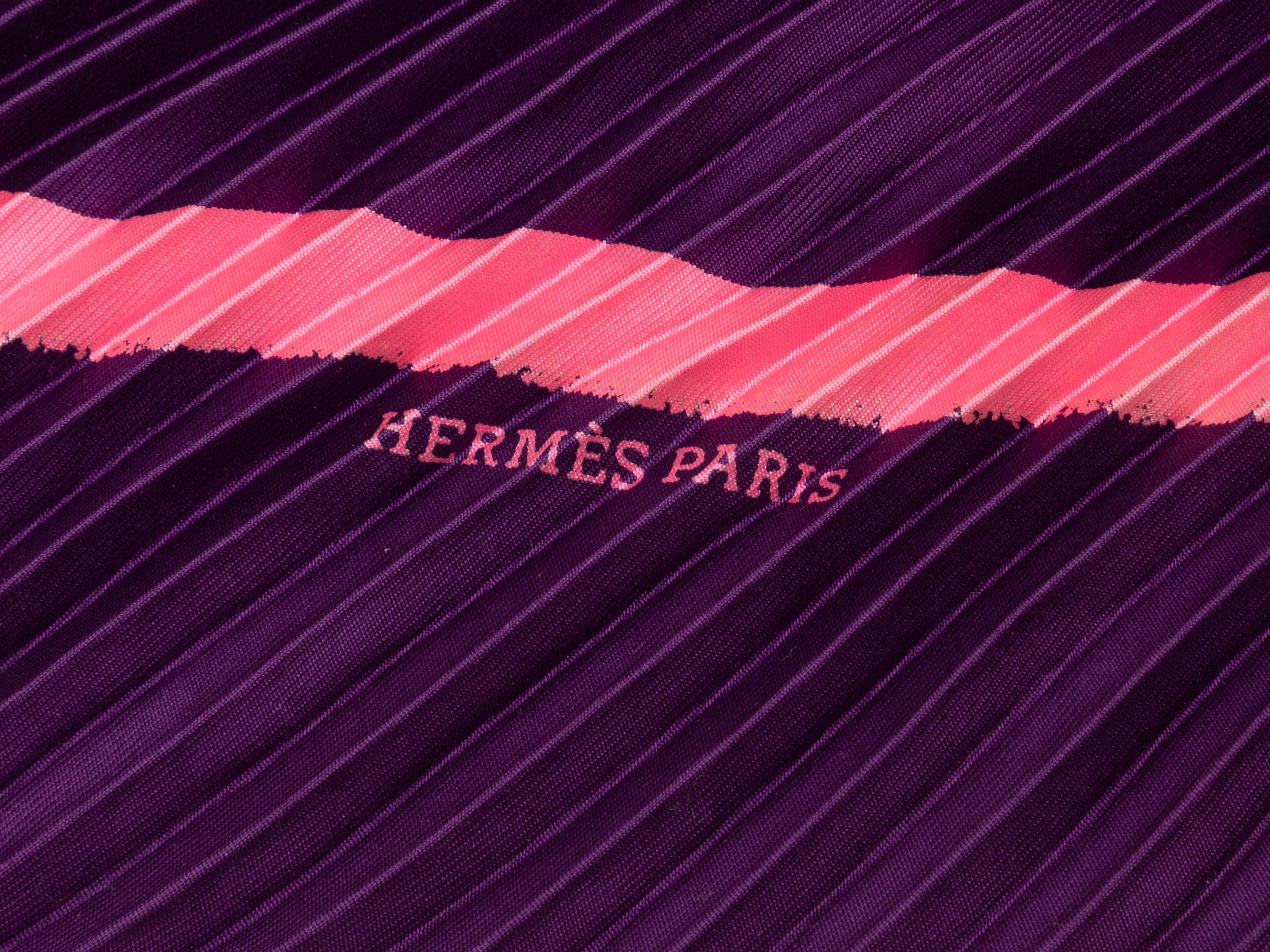 Foulard plissé en soie Hermes violet et rose Excellent état - En vente à New York, NY
