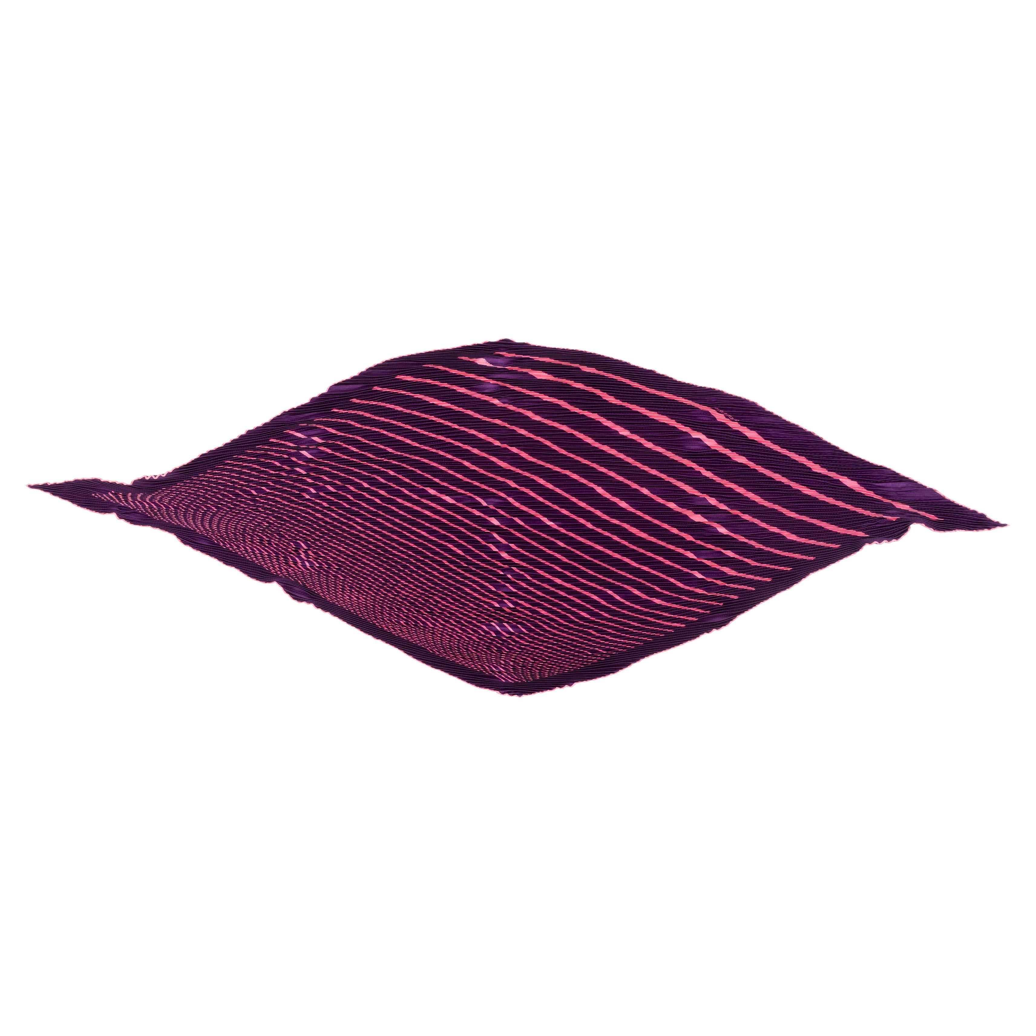 Foulard plissé en soie Hermes violet et rose en vente