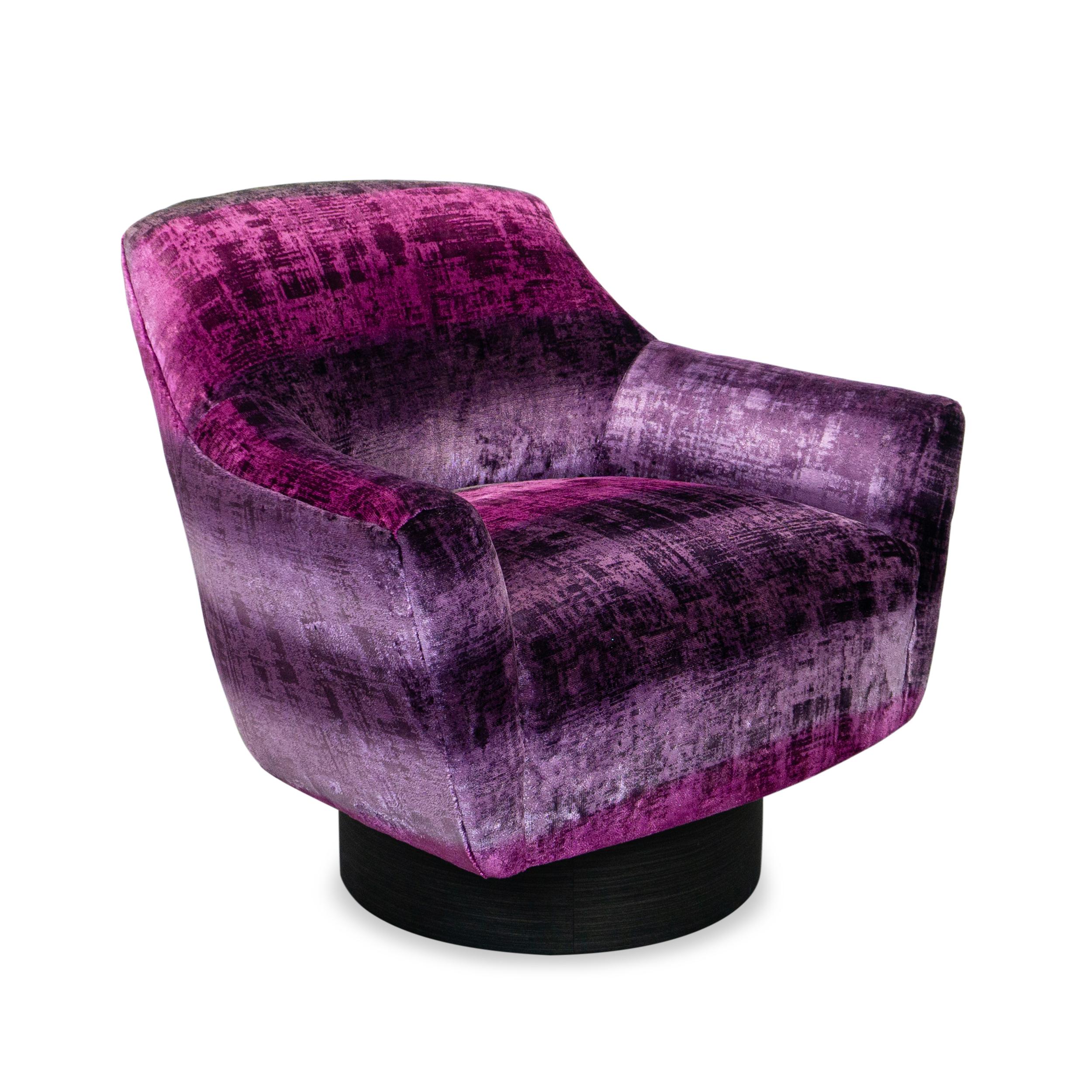 Chaise pivotante à assise et dossier serrés, fabriquée à partir d'un cadre en érable dur massif et d'un rembourrage à ressorts à huit directions, tendus à la main. Le tissu est une commande spéciale du design Phipp d'Osborne Little, un velours coupé