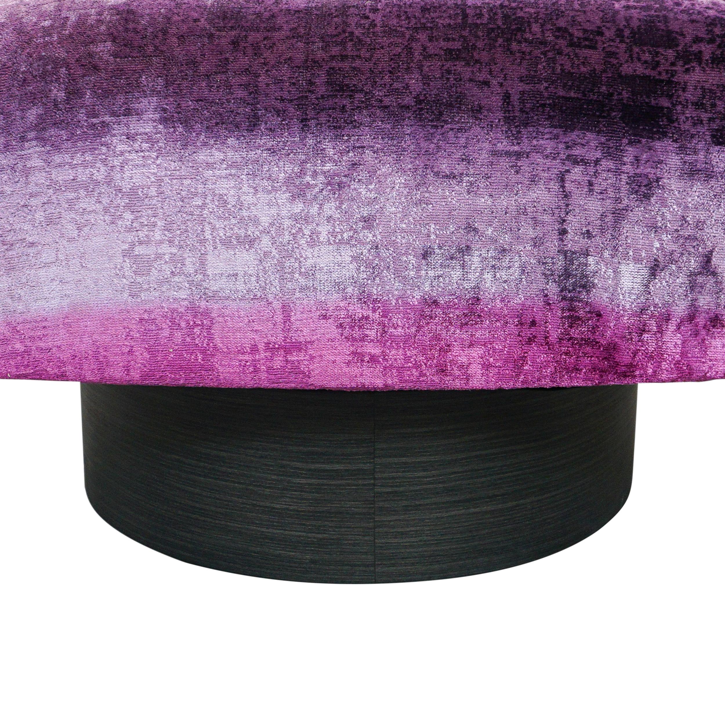 Chaise pivotante en velours brillant violet rose ombré en vente 1