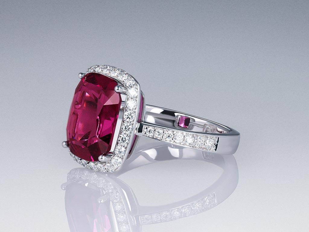 Neoclassical Purple-Pink Rhodolite 5.18 carat Ring with diamonds in 18K white gold For Sale