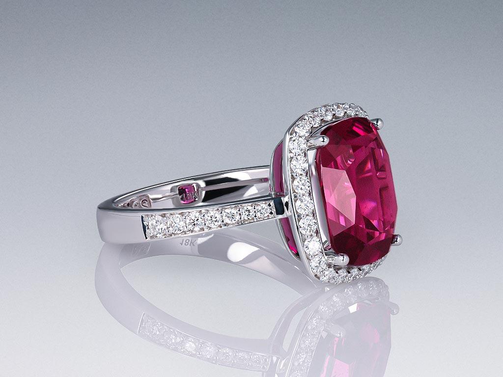 Cushion Cut Purple-Pink Rhodolite 5.18 carat Ring with diamonds in 18K white gold For Sale