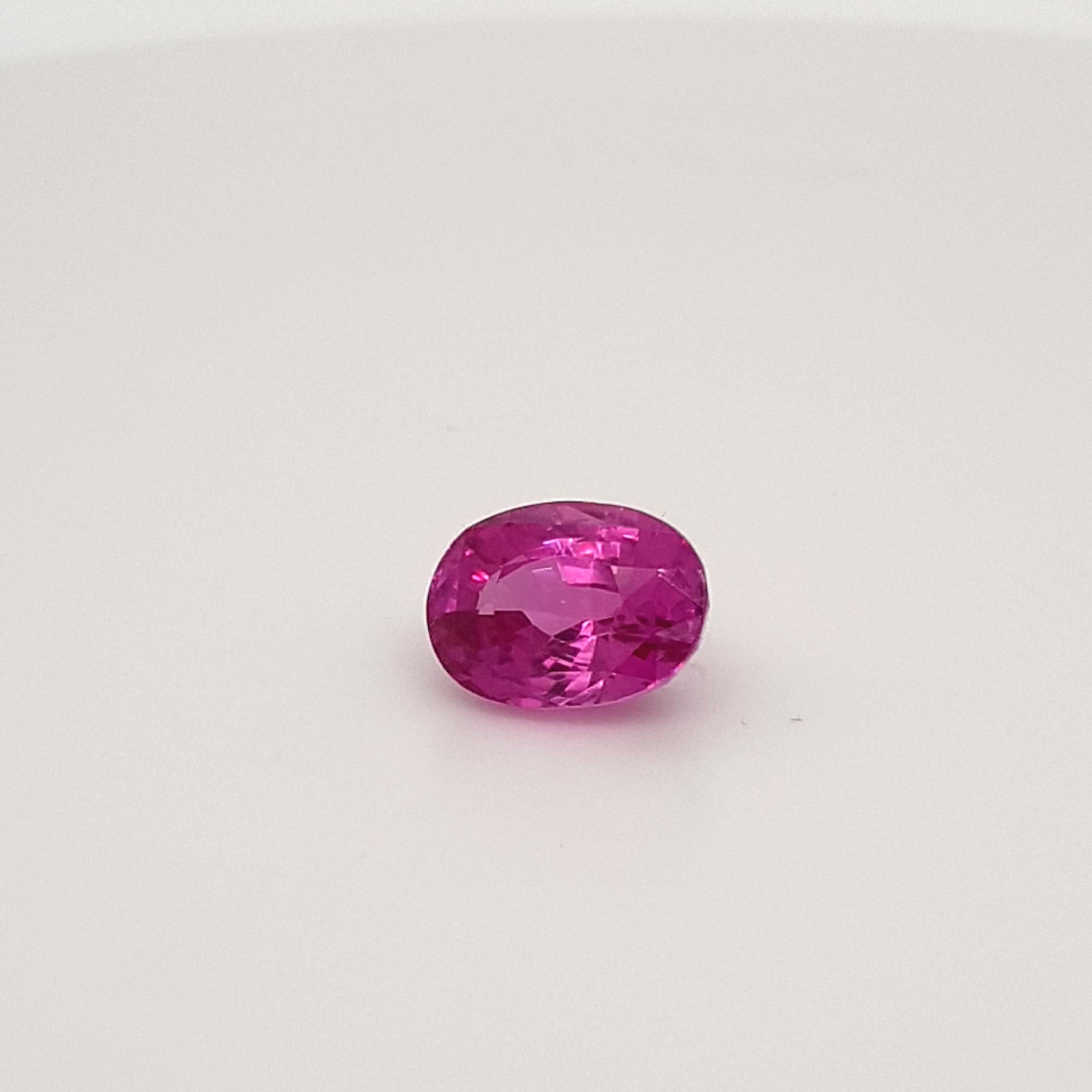 We are delighted to be able to offer for sale, this 4,46 ct. Purple-Pink Sapphire from our exclusive collection.
This beautiful gem has a intense purple-pink color and a great fire. Cutting, proportion and cleaness enable an very high light return