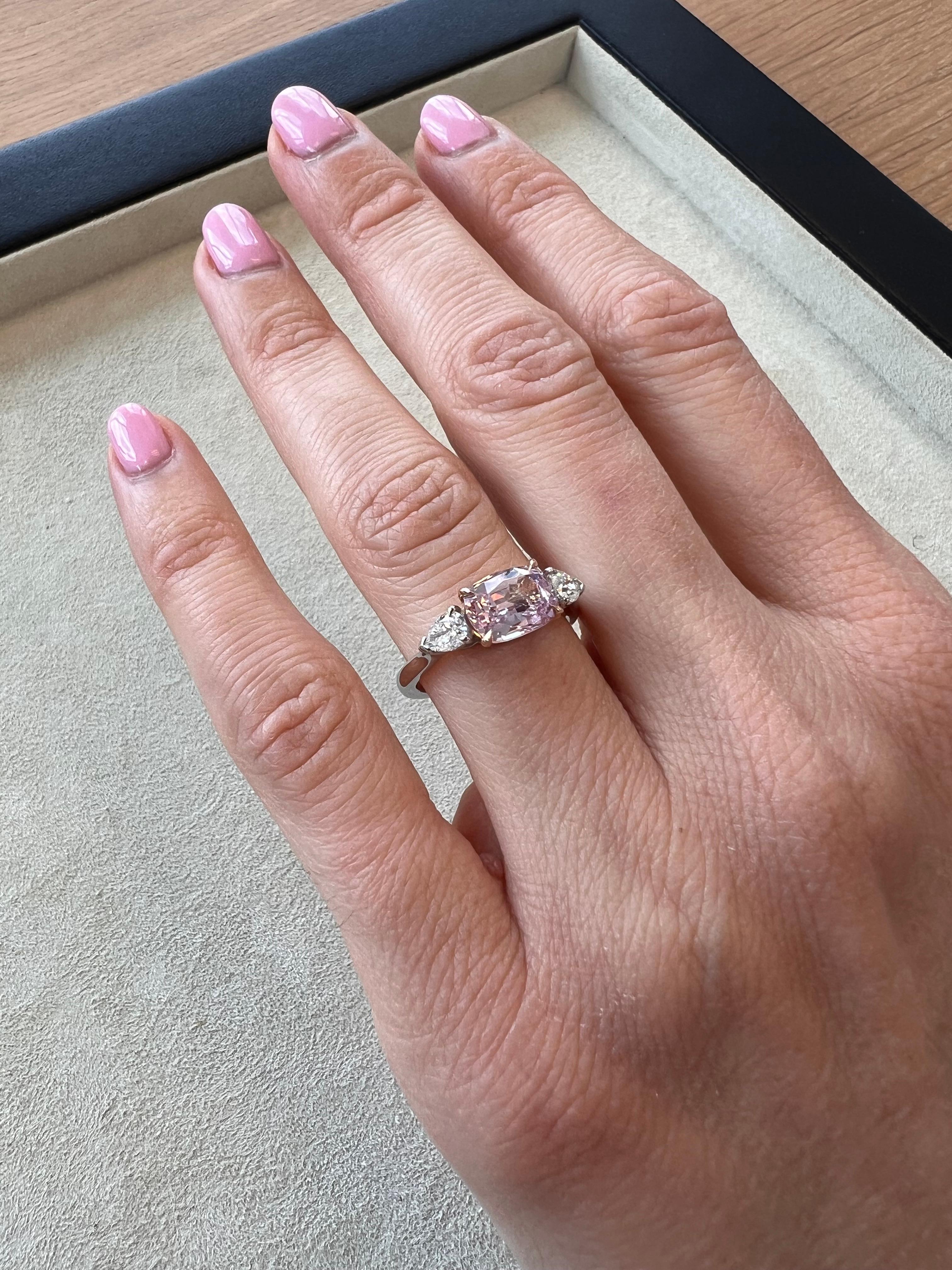Anillo de tres piedras de platino y oro rosa con zafiro rosa púrpura y diamantes pera Corte cojín