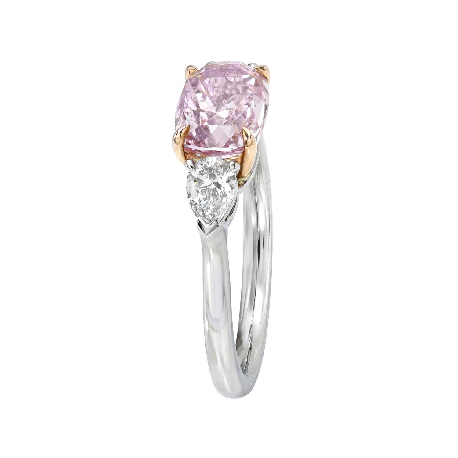 De las mujeres Anillo de tres piedras de platino y oro rosa con zafiro rosa púrpura y diamantes pera