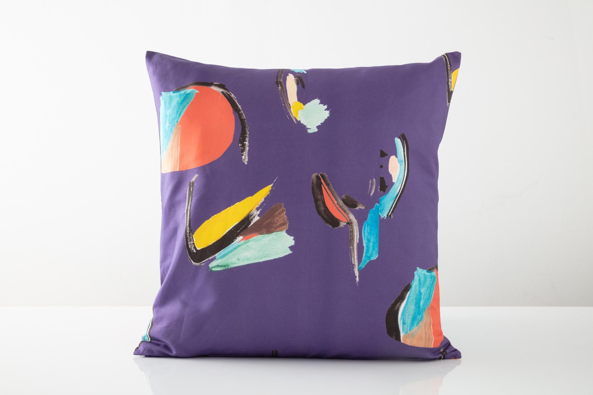 L'oreiller carré Purple Pod est imprimé numériquement avec une aquarelle originale de Naomi Clark. Chaque pièce de la collection d'imprimés abstraits et richement colorés de Clark pour Fort Makers ajoute beauté, art et confort à la