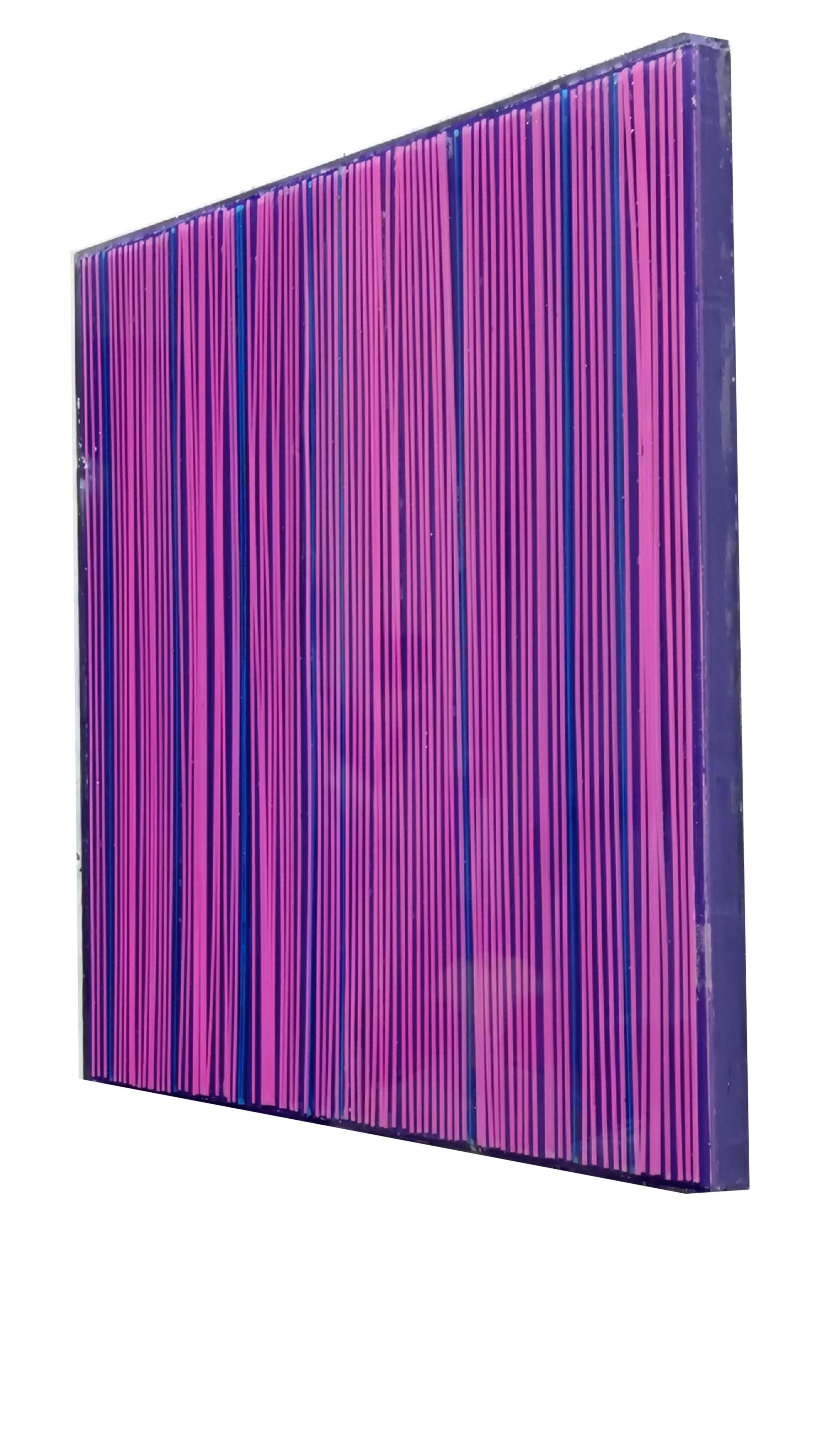 Acrilico, plastica e resina epossidica su legno, realizzato dallo Studio Massimo Caiafa. Il dipinto è un esempio affascinante di Op Art, un genere che gioca con la percezione visiva. Le sue linee verticali e la meticolosa interazione cromatica