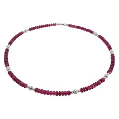 Collar de cuentas redondas de turmalina rubelita rojo púrpura con oro blanco de 18 quilates