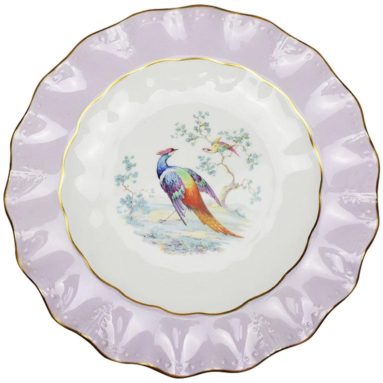 Lila Royal Crown Derby Bone China Bunte Pfauenteller mit Wellenschliff:: England im Angebot