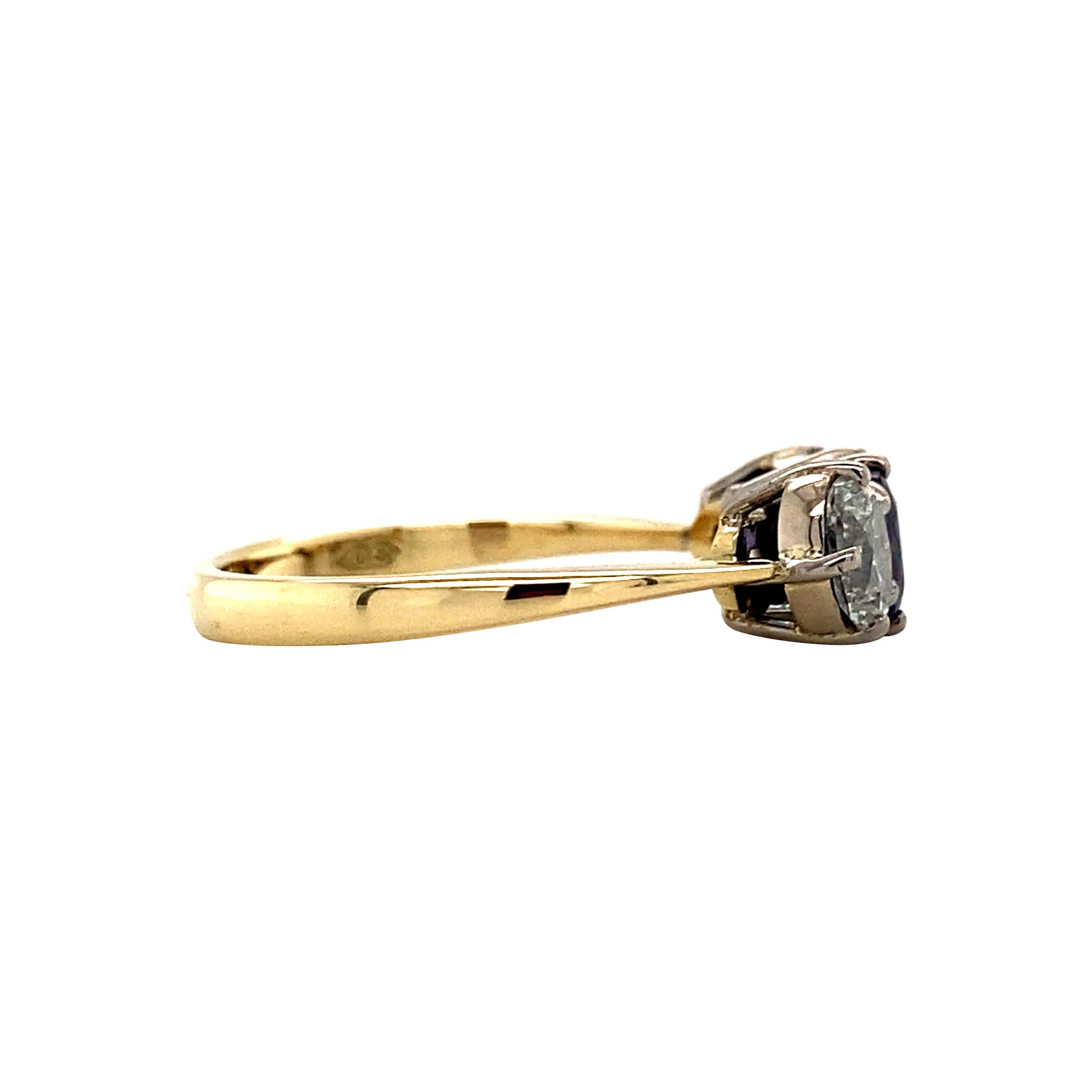 Zafiro púrpura y diamante ovalado de 0,50 ctw Anillo apilable inglés de 18 quilates, Circa 2003 Corte oval en venta