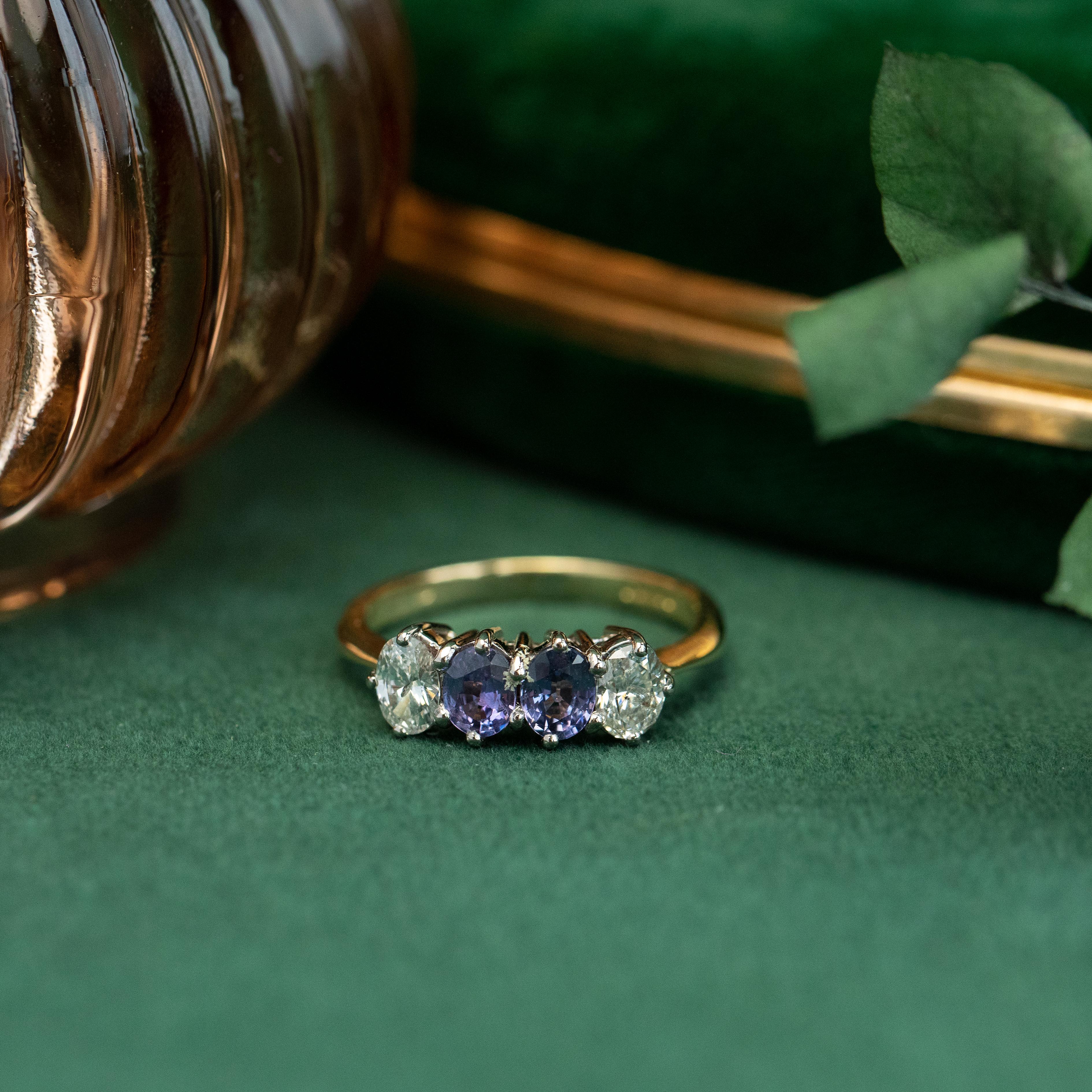 Femenino o masculino Zafiro púrpura y diamante ovalado de 0,50 ctw Anillo apilable inglés de 18 quilates, Circa 2003 en venta