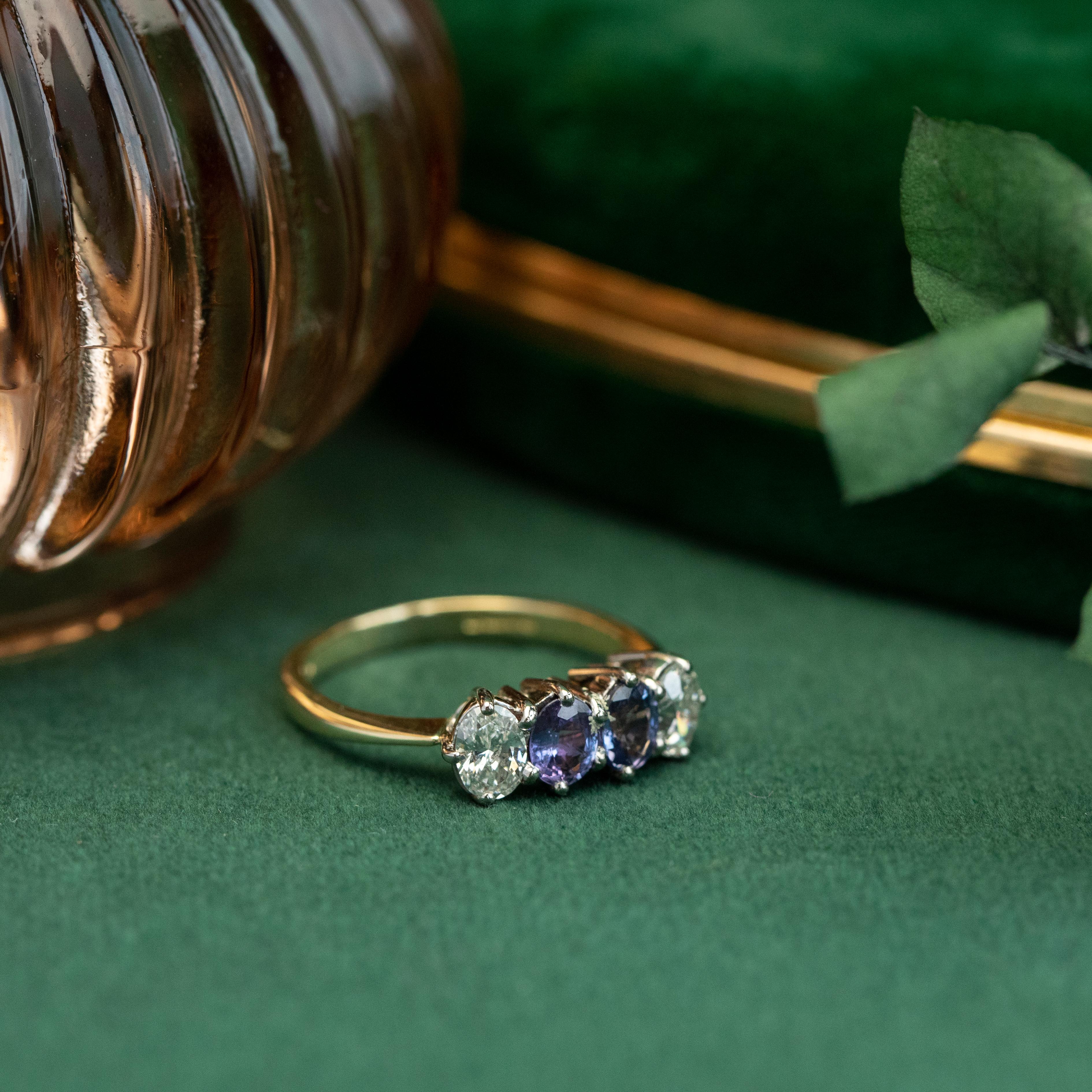 Zafiro púrpura y diamante ovalado de 0,50 ctw Anillo apilable inglés de 18 quilates, Circa 2003 en venta 1