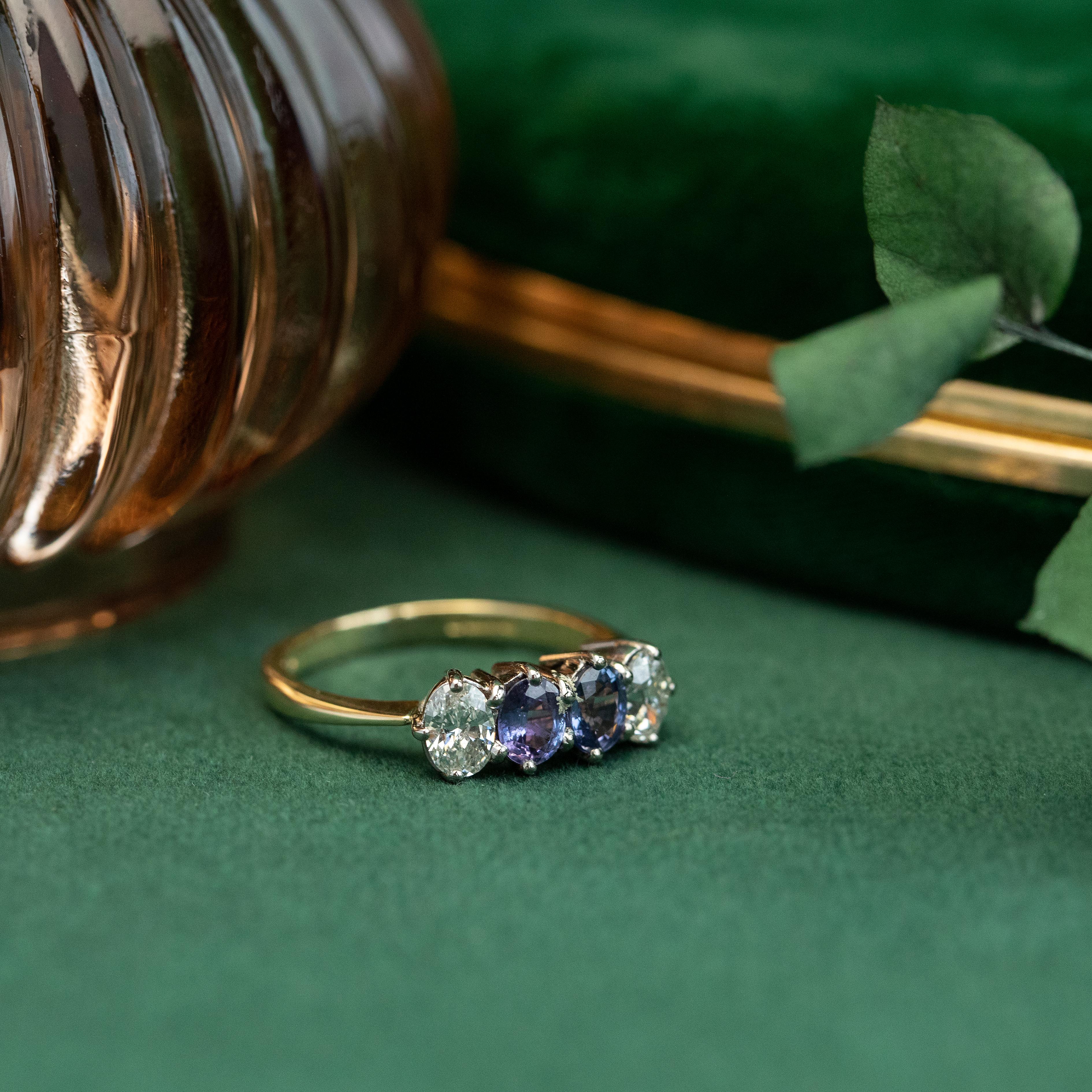 Zafiro púrpura y diamante ovalado de 0,50 ctw Anillo apilable inglés de 18 quilates, Circa 2003 en venta 2