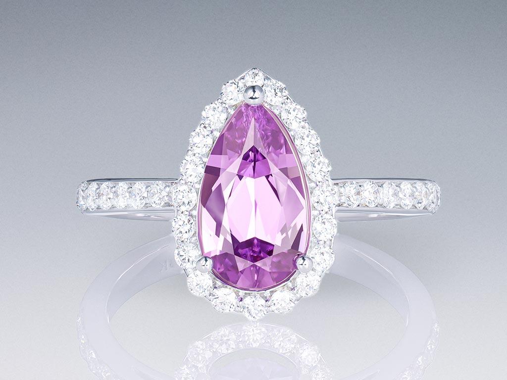 Entdecken Sie die schlichte Eleganz unseres Rings mit ungeheiztem lila Saphir im Birnenschliff. Dieser 1,23 Karat schwere violette Saphir im Birnenschliff aus 18 Karat Weißgold ist mit zarten Diamanten verziert - 34 Diamanten (F/VS) von insgesamt